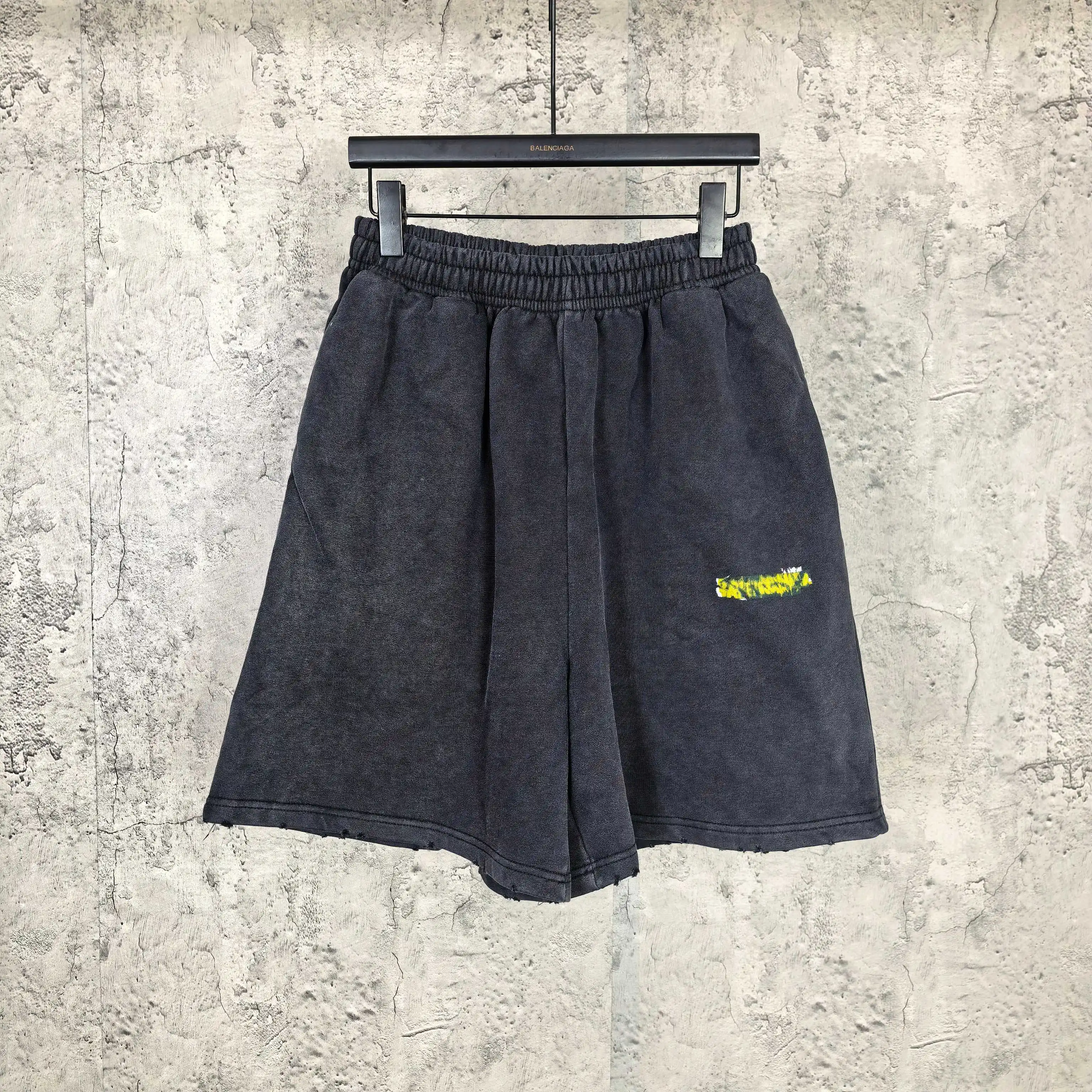 Messy Spray Logo Graffiti Shorts D16023196