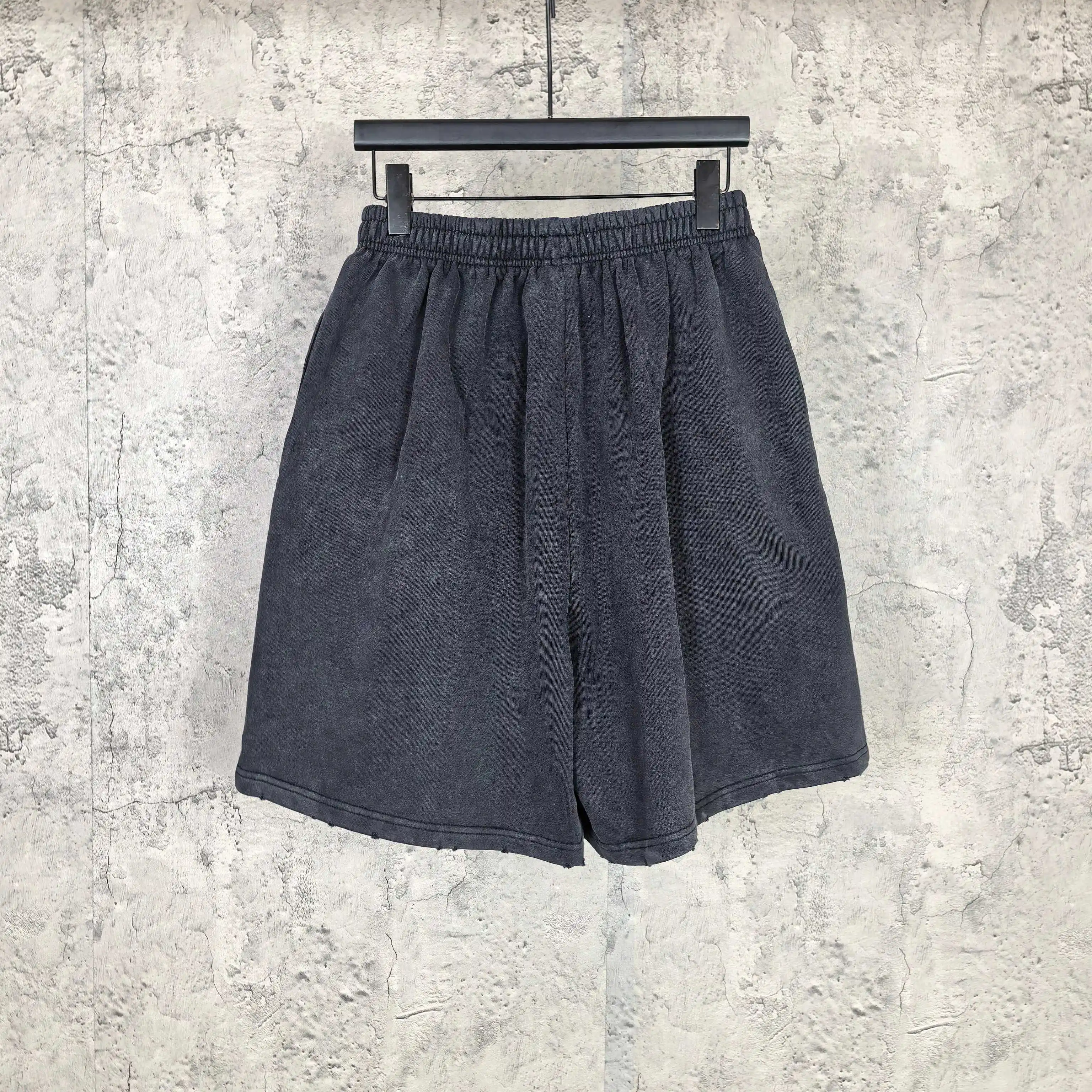 Messy Spray Logo Graffiti Shorts D16023196 — view 2