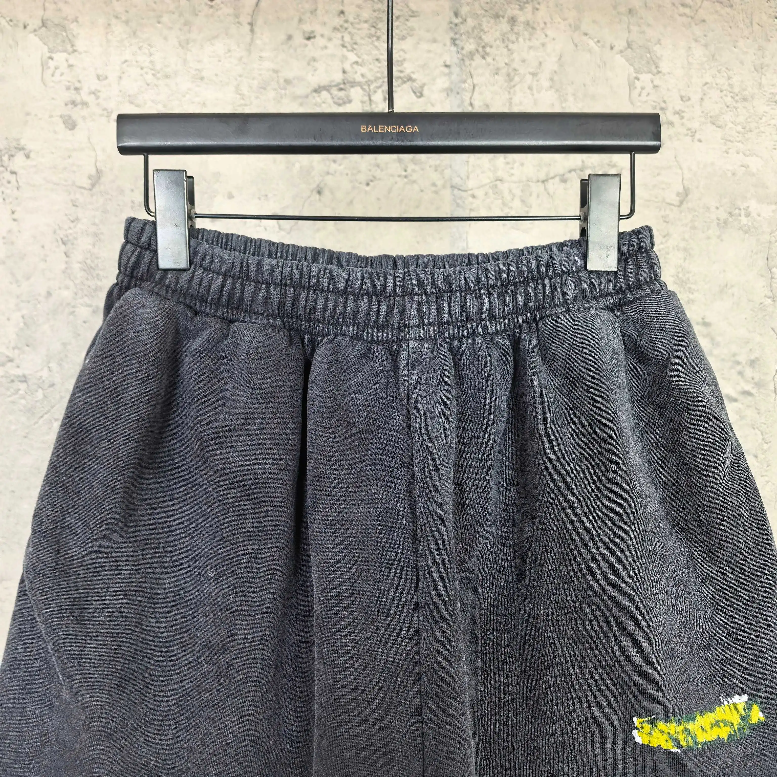 Messy Spray Logo Graffiti Shorts D16023196 — view 3