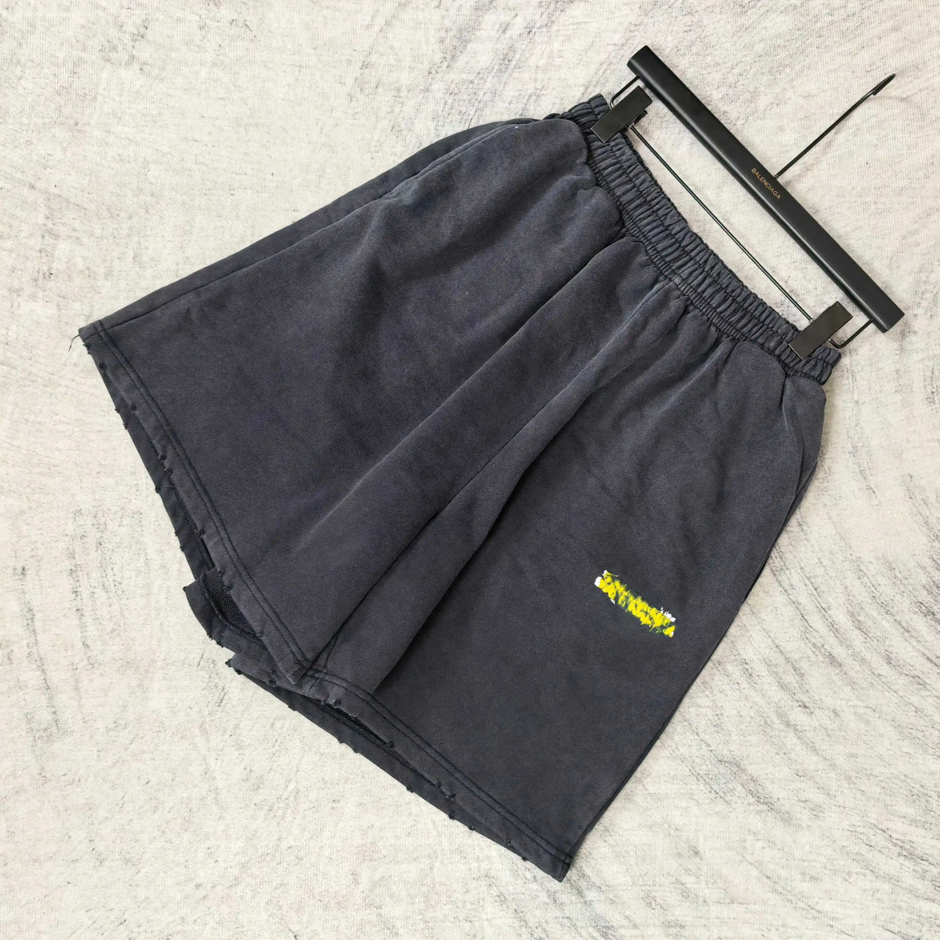 Messy Spray Logo Graffiti Shorts D16023196 — view 4