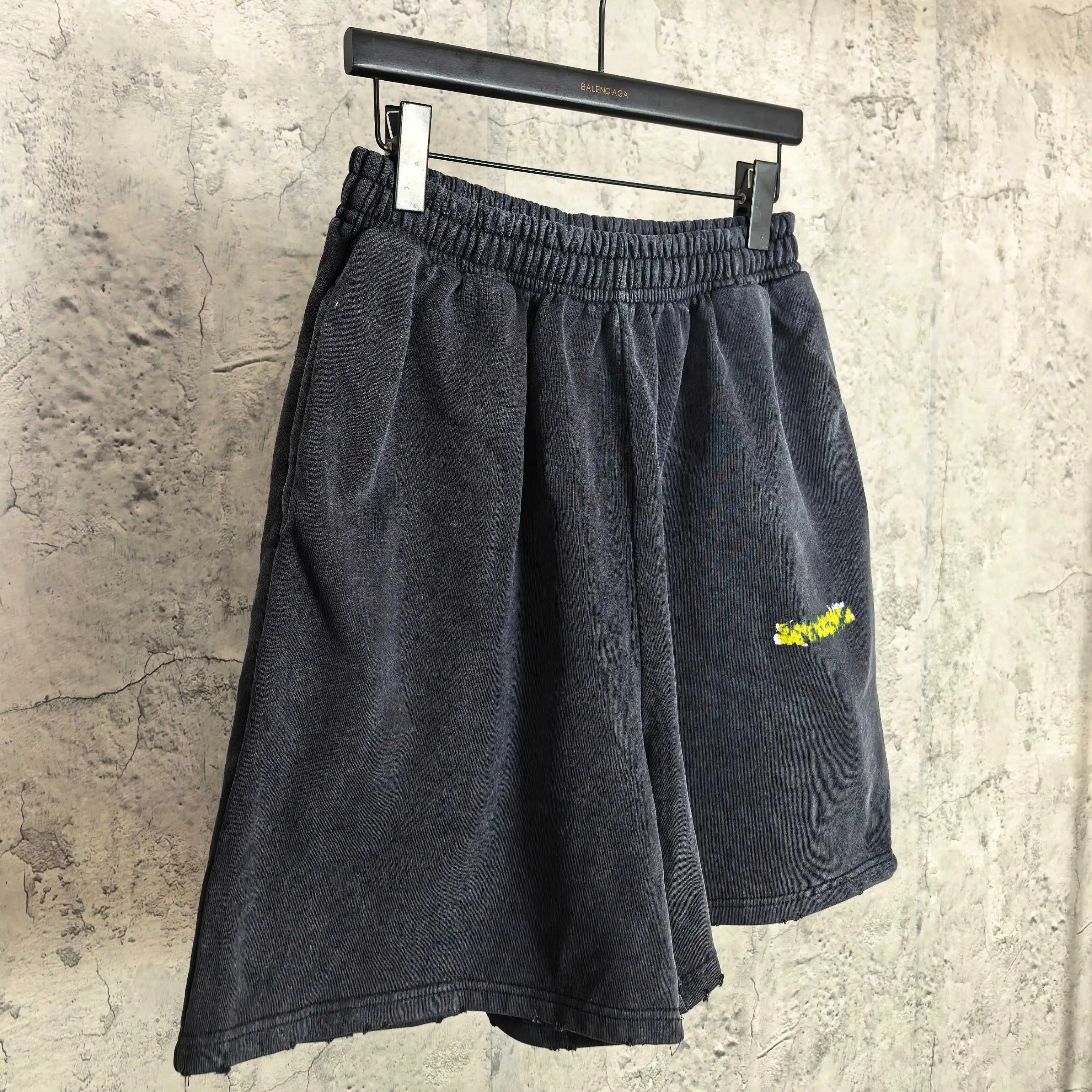 Messy Spray Logo Graffiti Shorts D16023196 — view 6