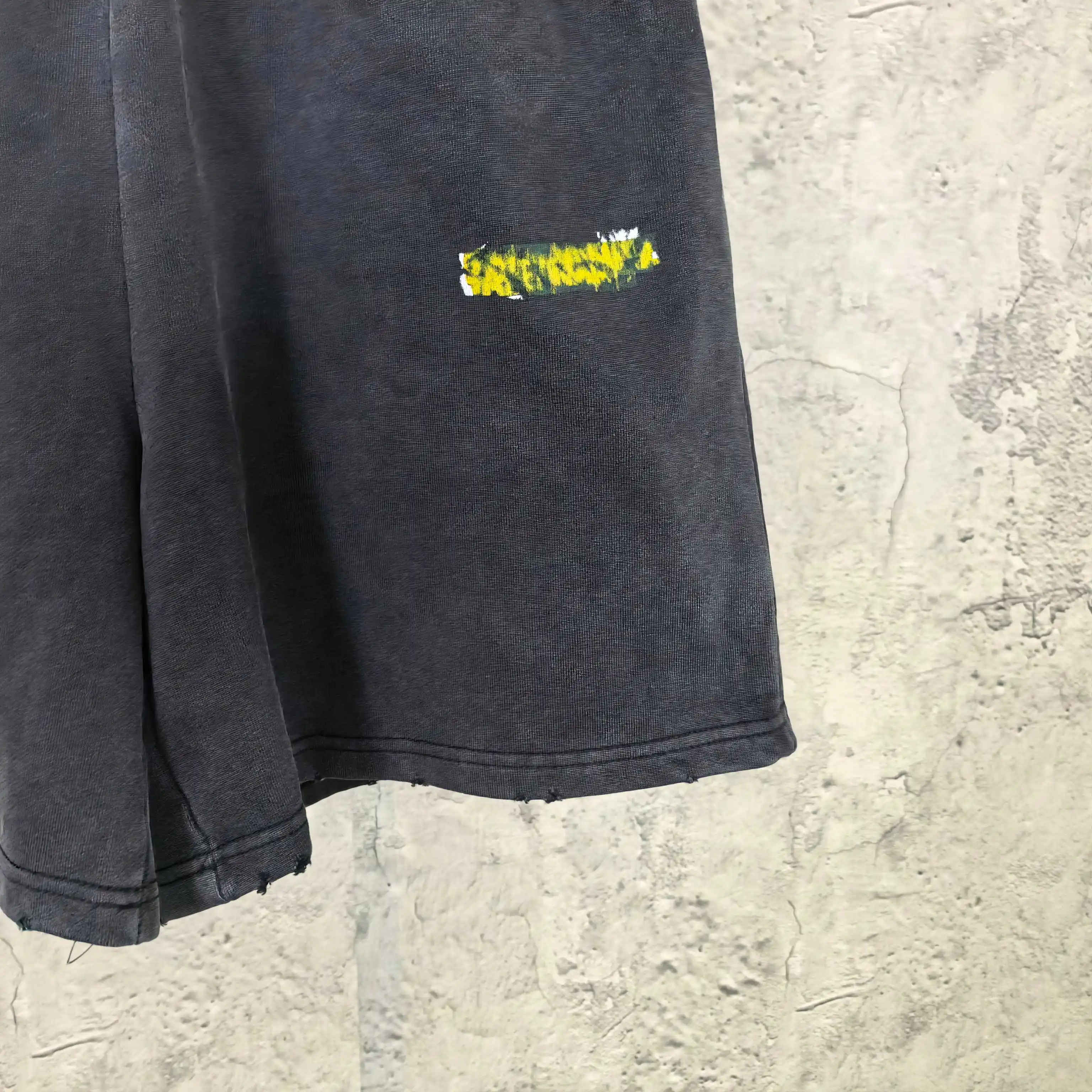 Messy Spray Logo Graffiti Shorts D16023196 — view 9