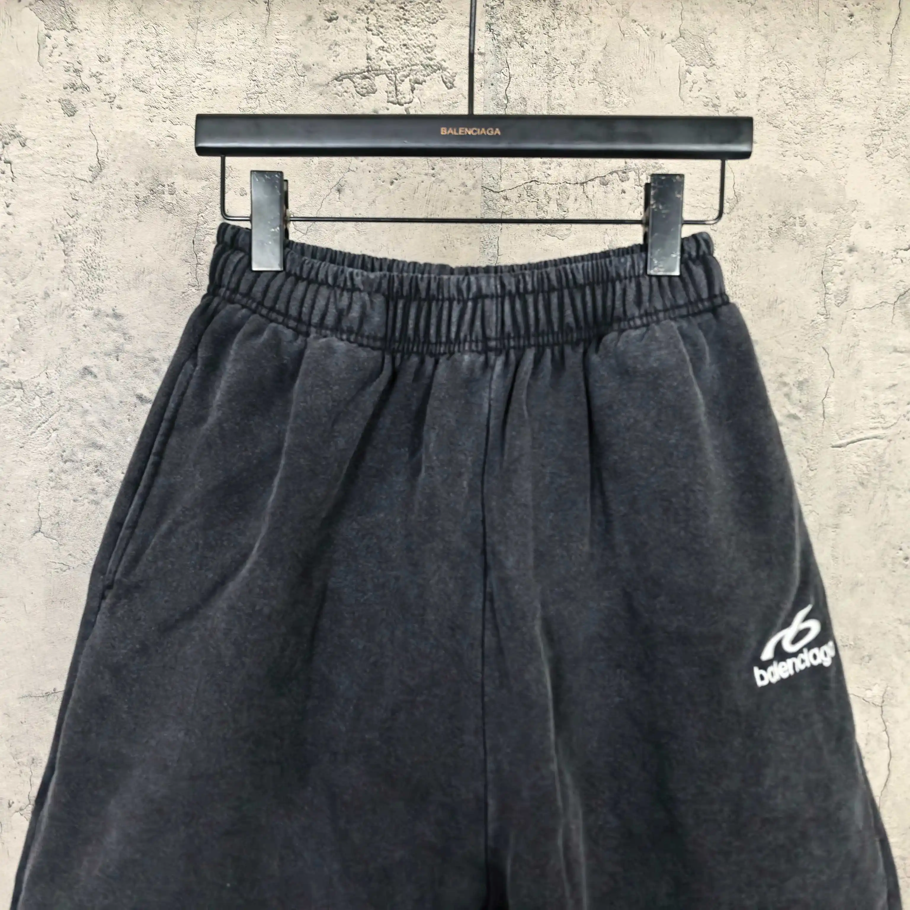 Logo Embroidered Washed Relaxed-Fit Shorts D16023181 — view 3