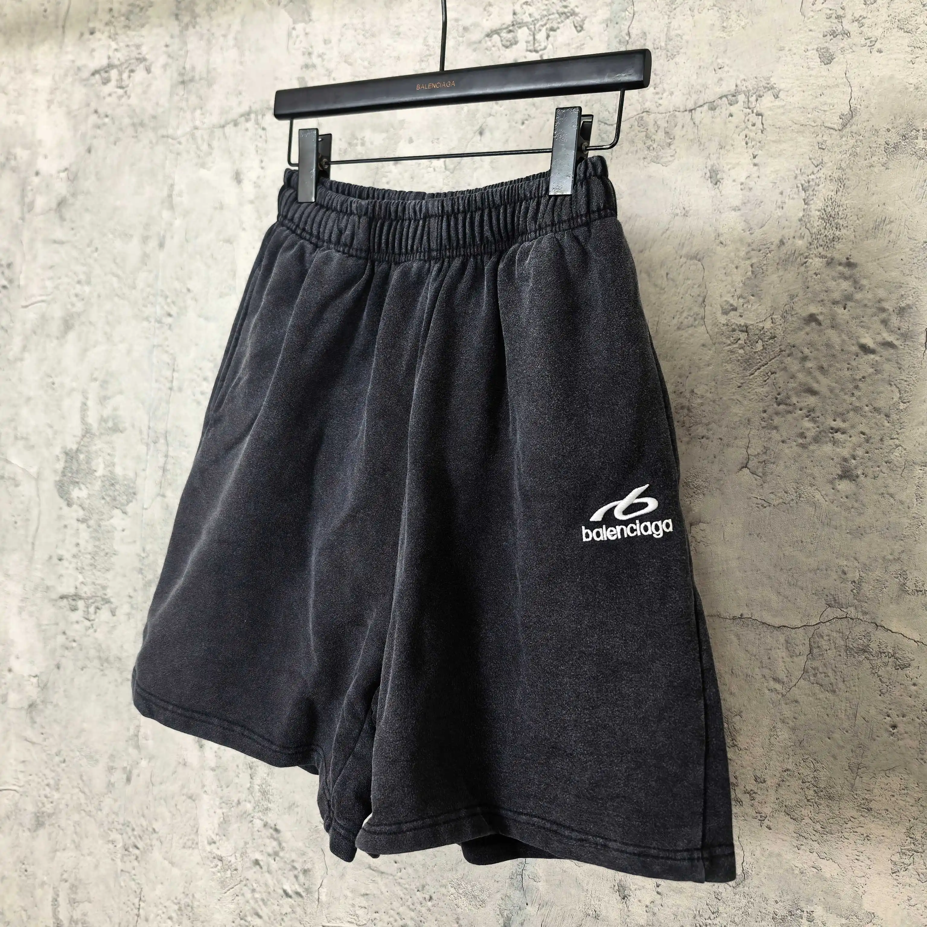 Logo Embroidered Washed Relaxed-Fit Shorts D16023181 — view 9
