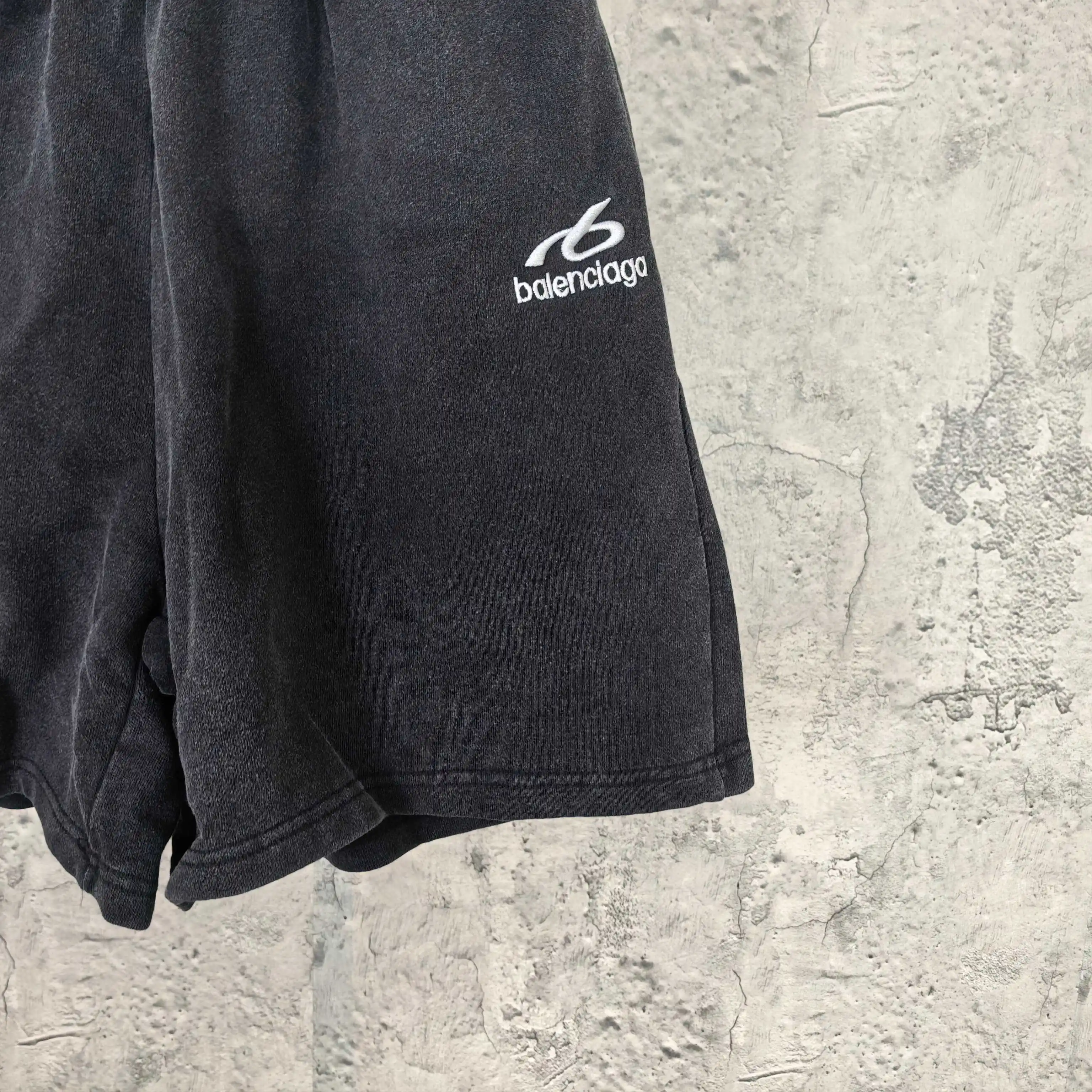 Logo Embroidered Washed Relaxed-Fit Shorts D16023181 — view 10