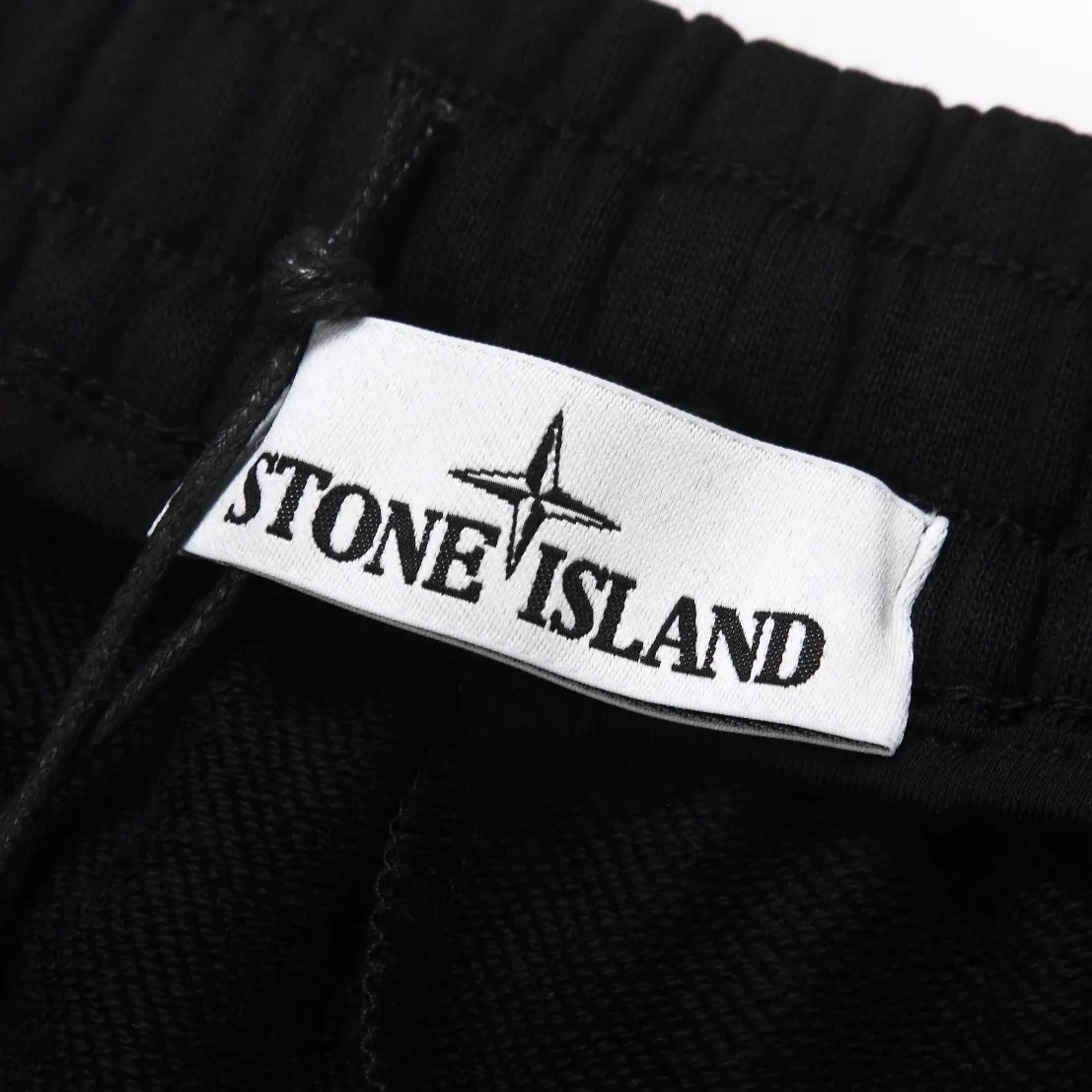 Compass Patch Cargo Sweat Shorts D17012106 — view 6