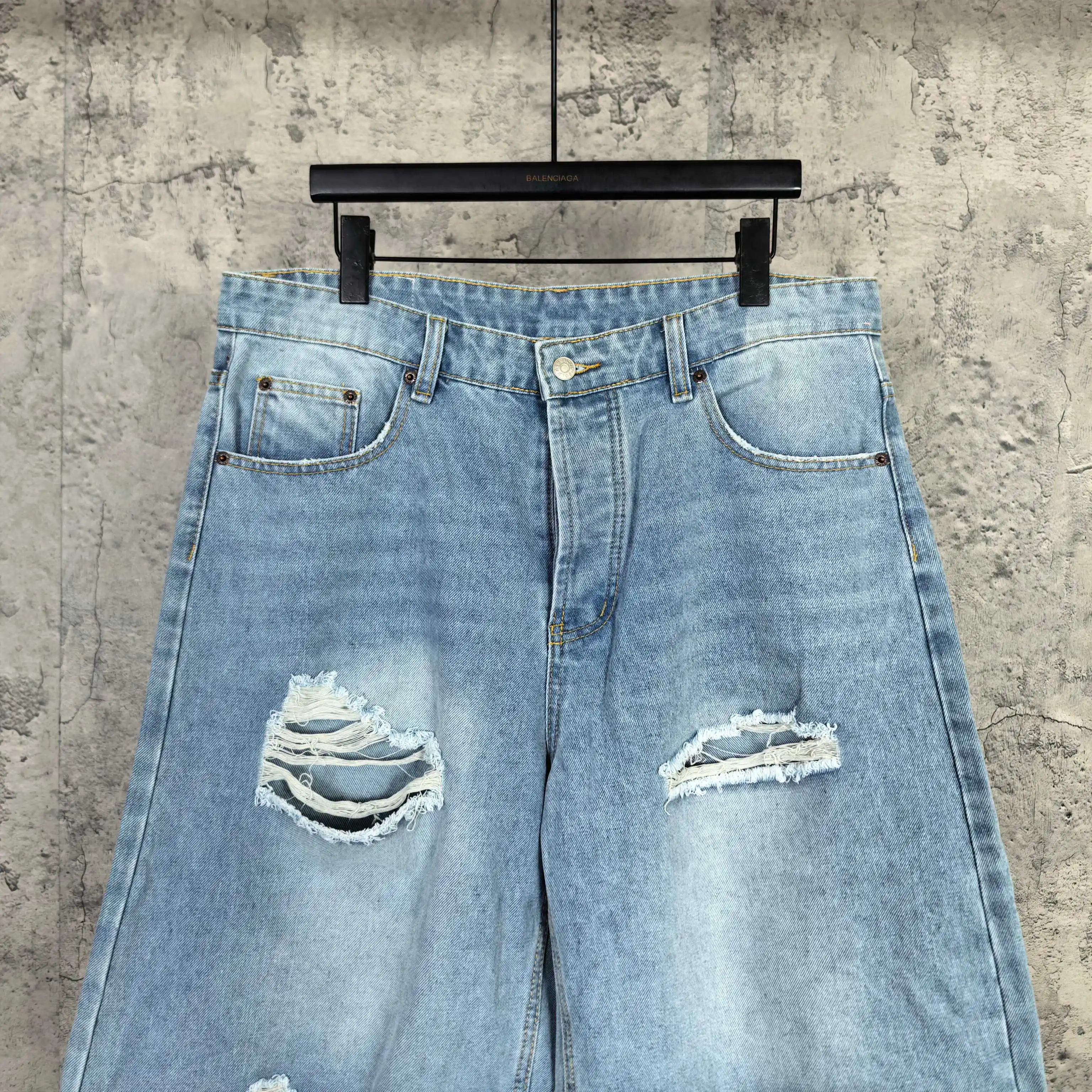 Distressed Loose-Fit Denim Shorts D18023284 — view 3