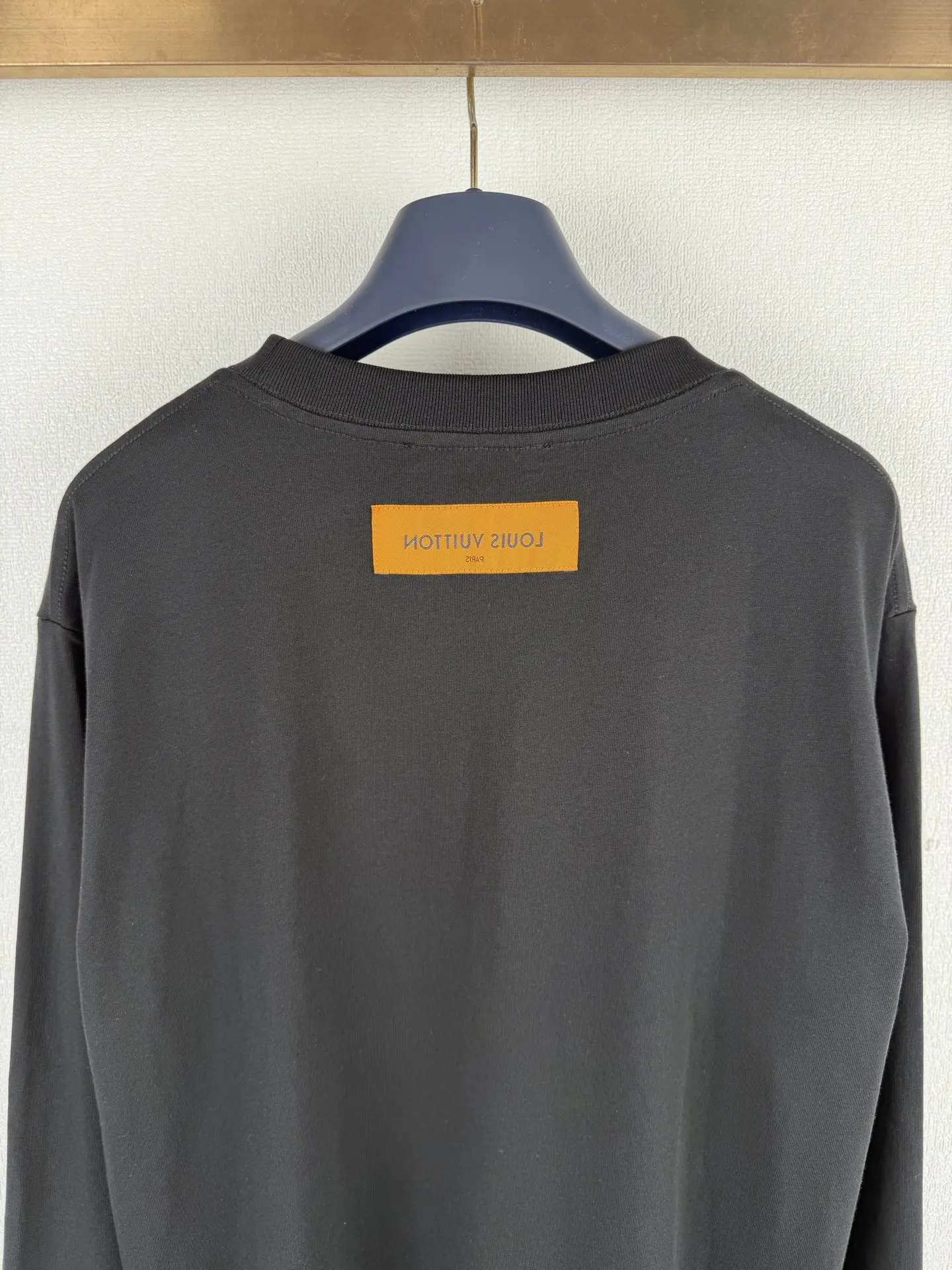 Embossed Logo Long-Sleeve T-Shirt D18523627 — view 4