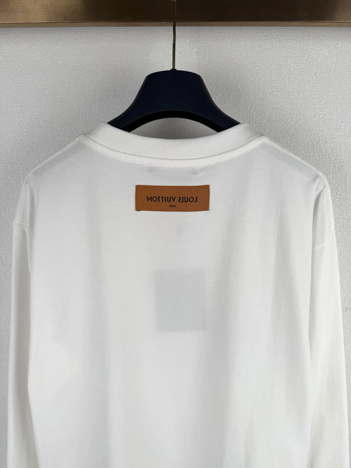 Embossed Logo Long-Sleeve T-Shirt D18523628 — view 4