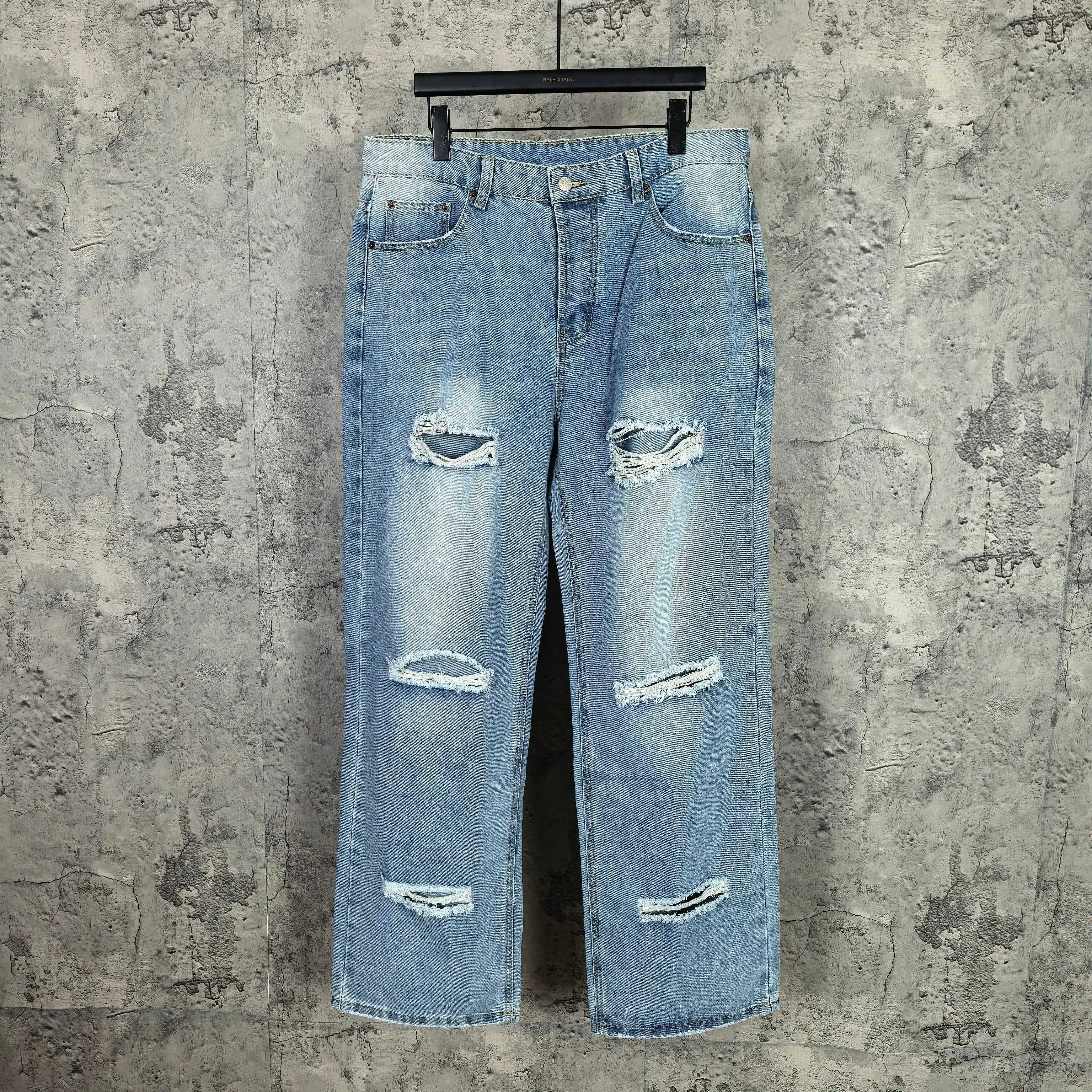 Distressed Straight-Leg Jeans D19023283