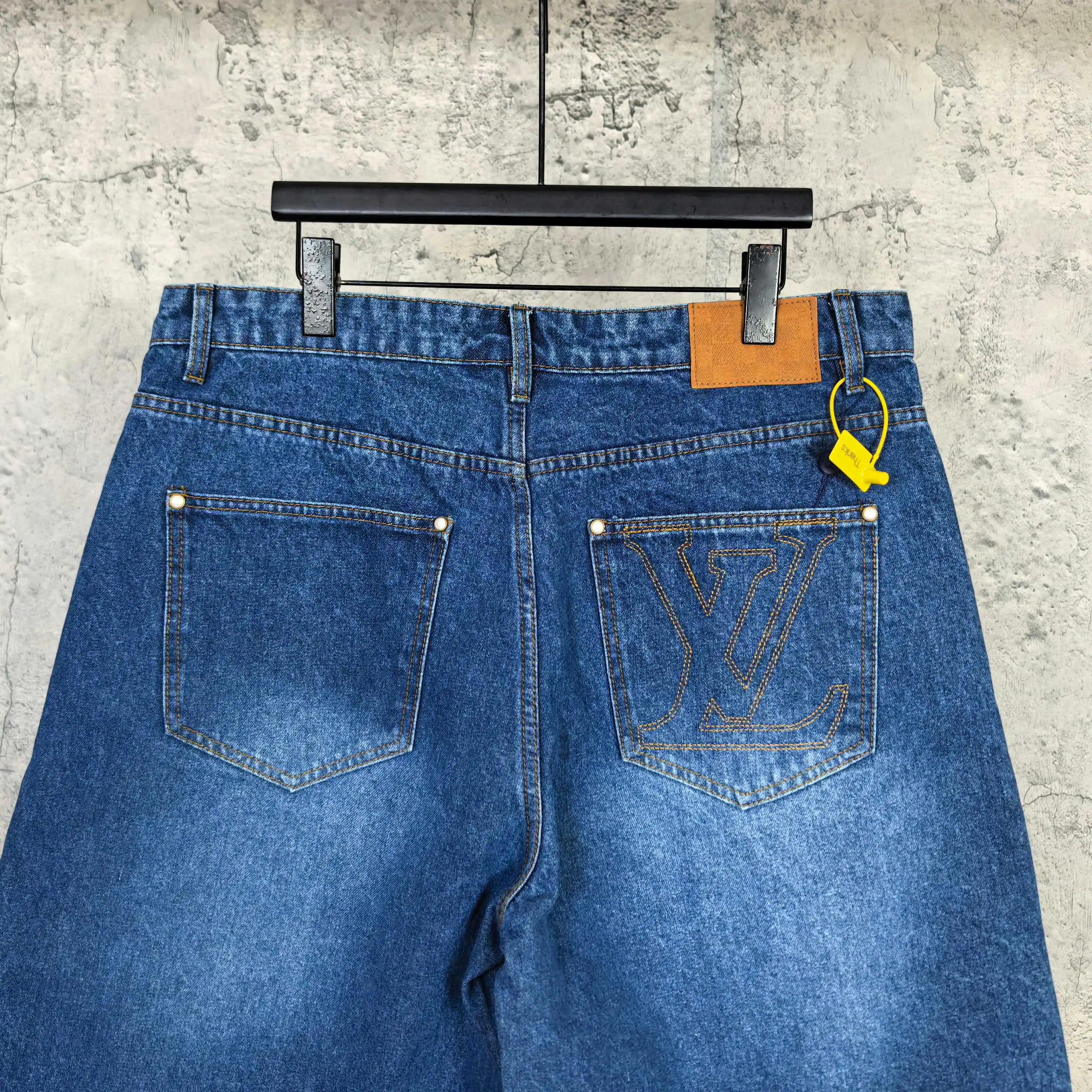 Washed Denim Shorts with Pearl Button D19023209 — view 6