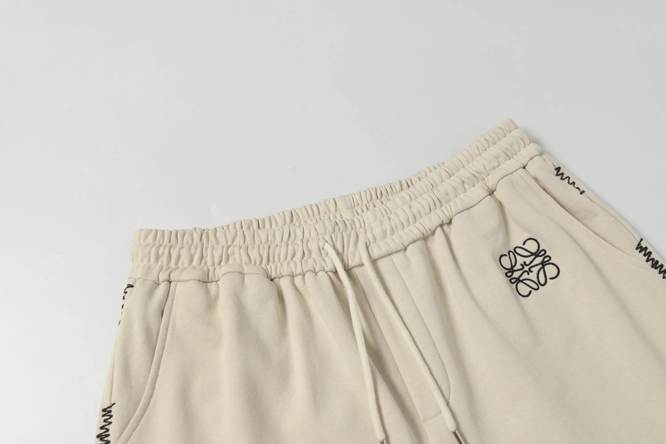Embroidered Logo Drawstring Shorts D19012801 — view 3