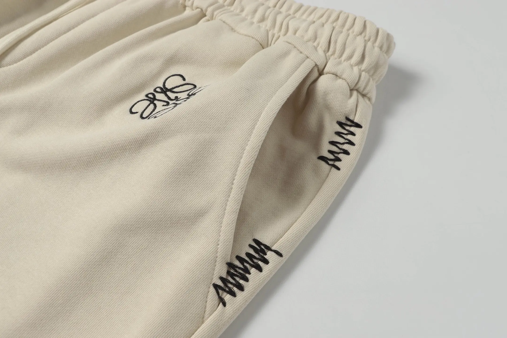 Embroidered Logo Drawstring Shorts D19012801 — view 5