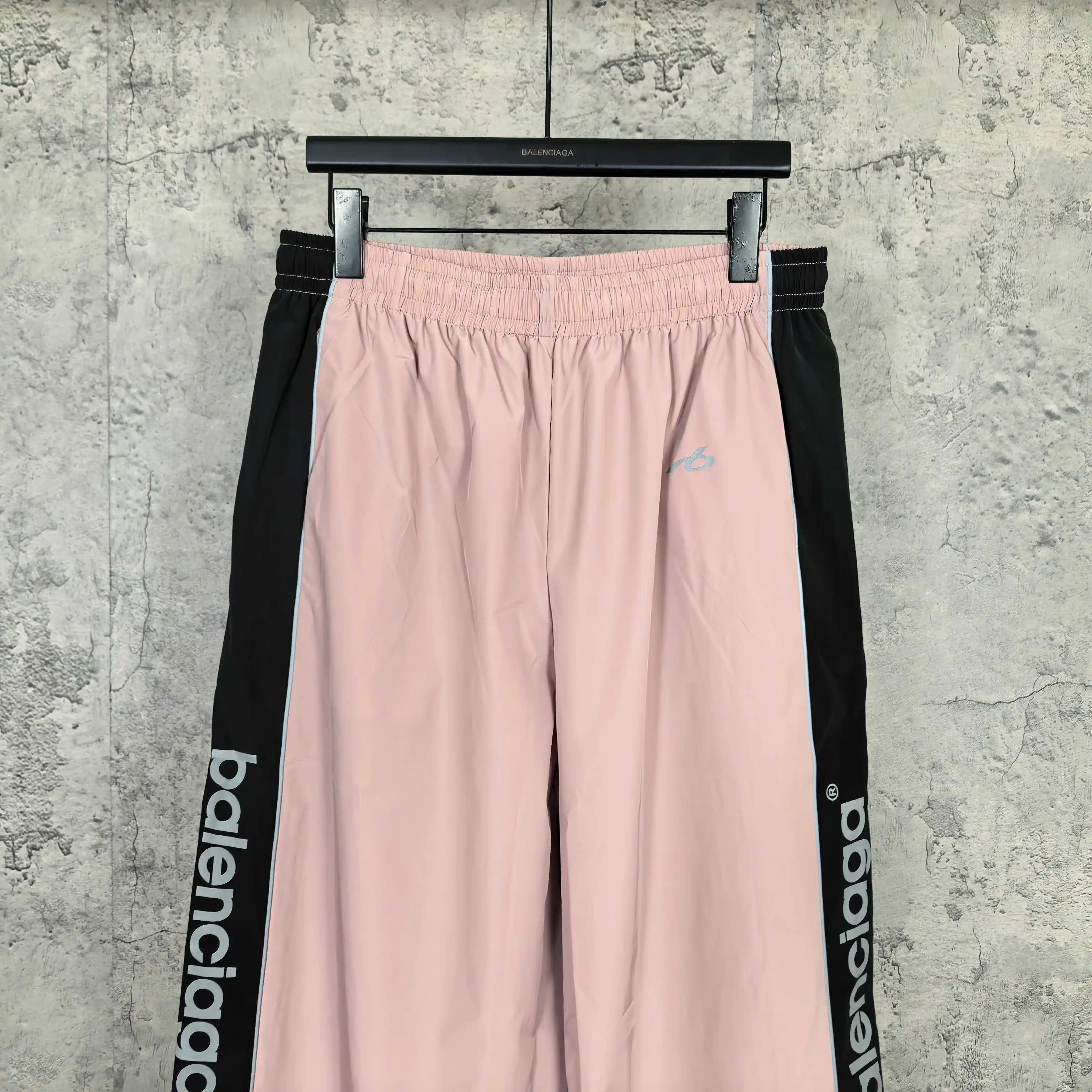 Logo-Print Relaxed Tracksuit Pants D20023170 — view 3