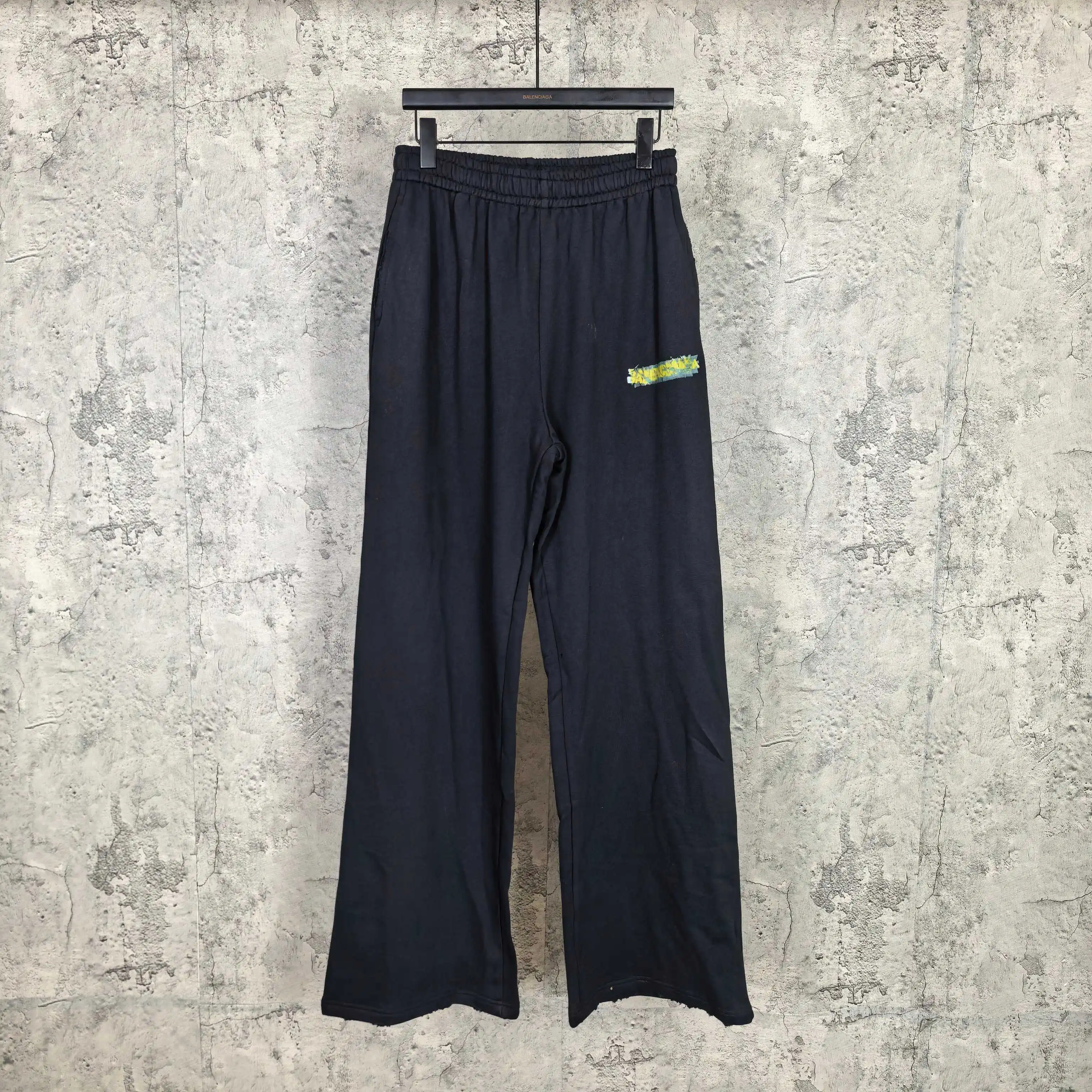 Messy Spray Logo Baggy Sweatpants D20023194