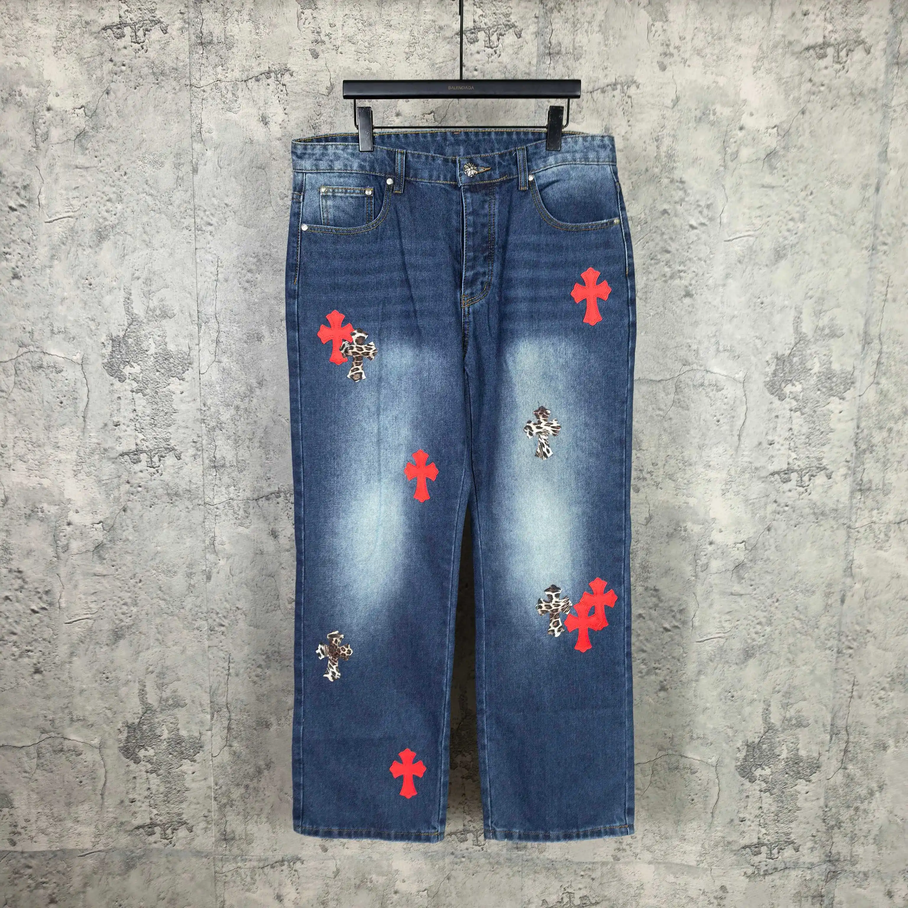 Leopard Patch Washed Straight-Leg Jeans D20023211