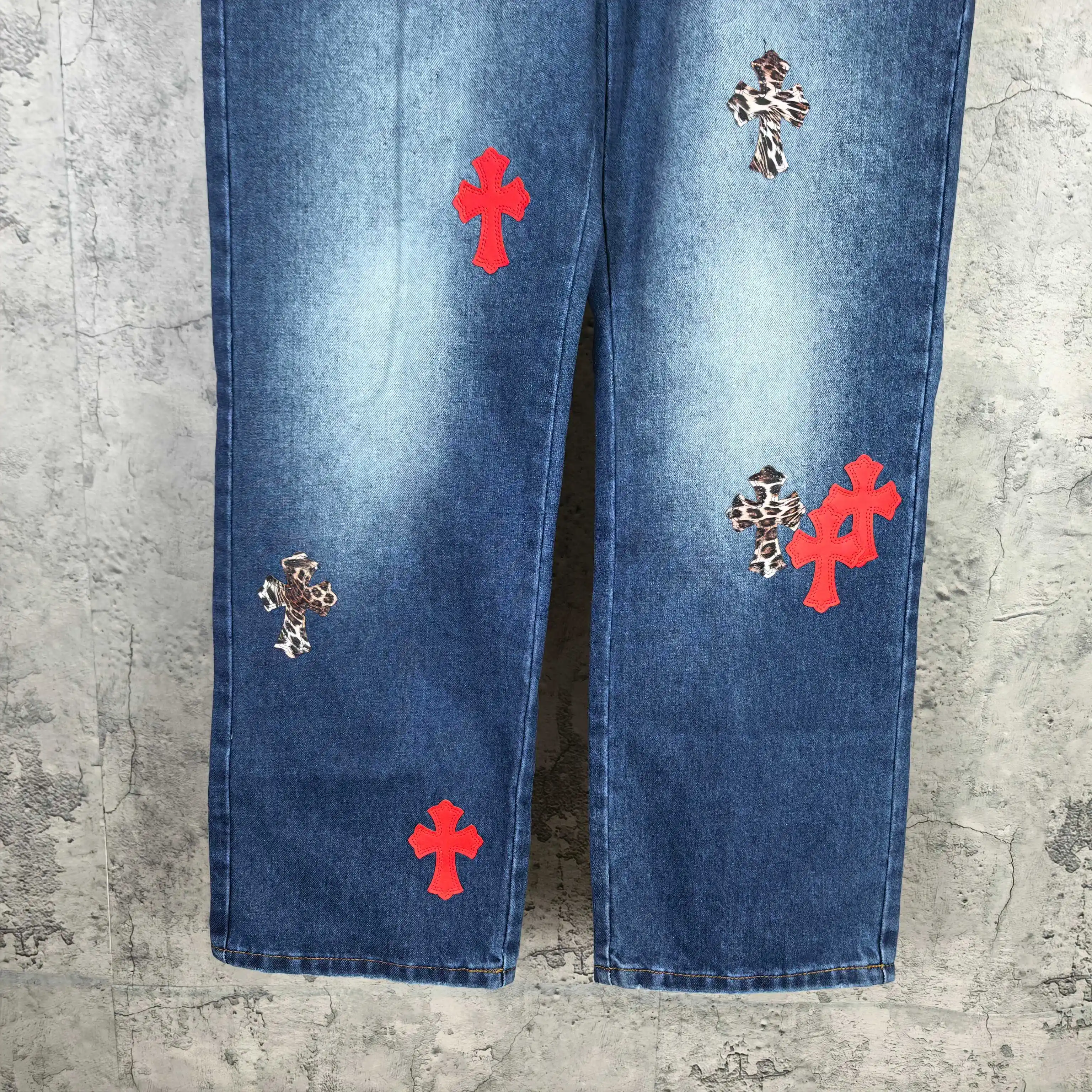 Leopard Patch Washed Straight-Leg Jeans D20023211 — view 10