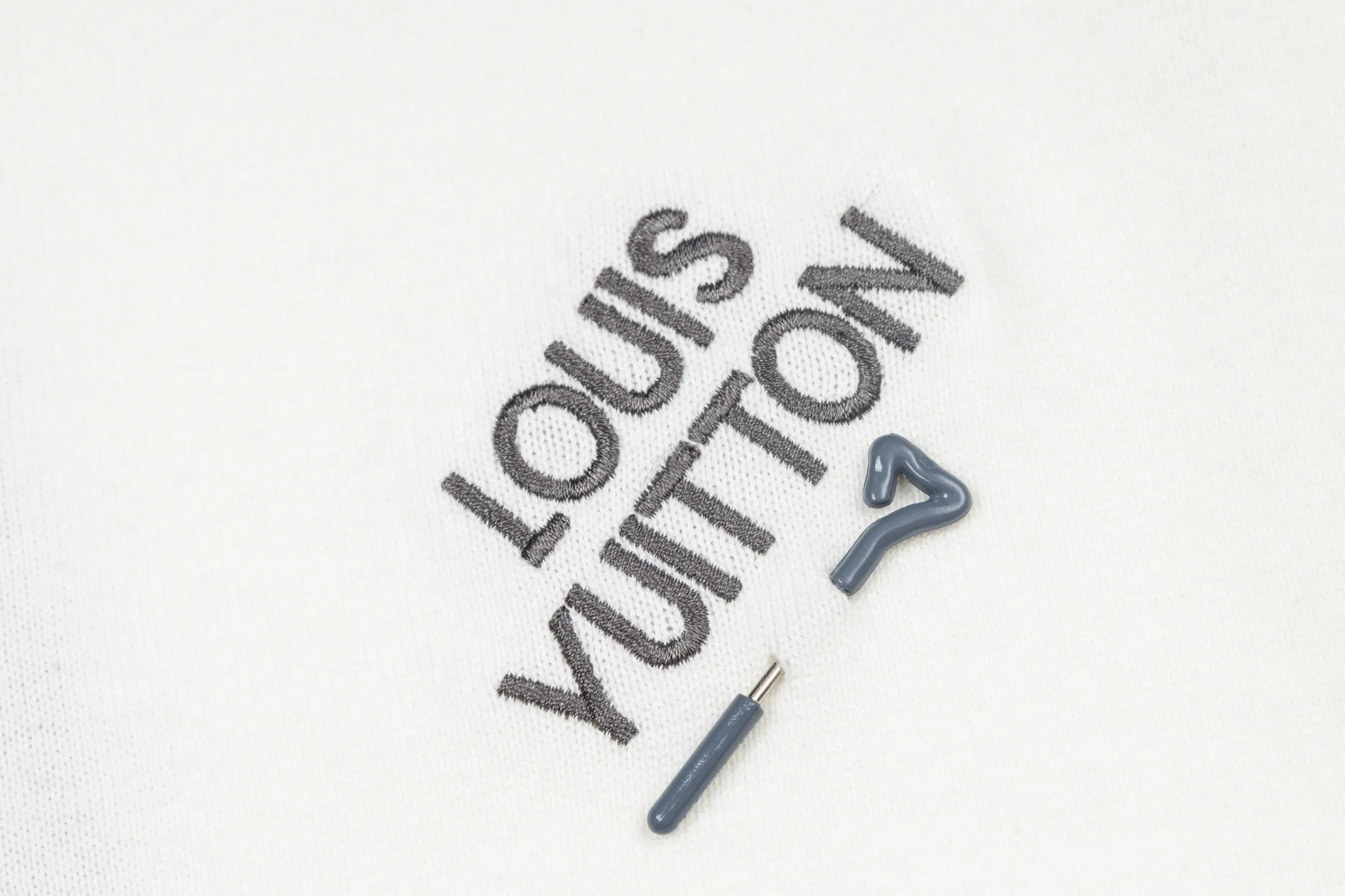 Logo Embroidery Pin Detail Knit T-Shirt D21013788 — view 6