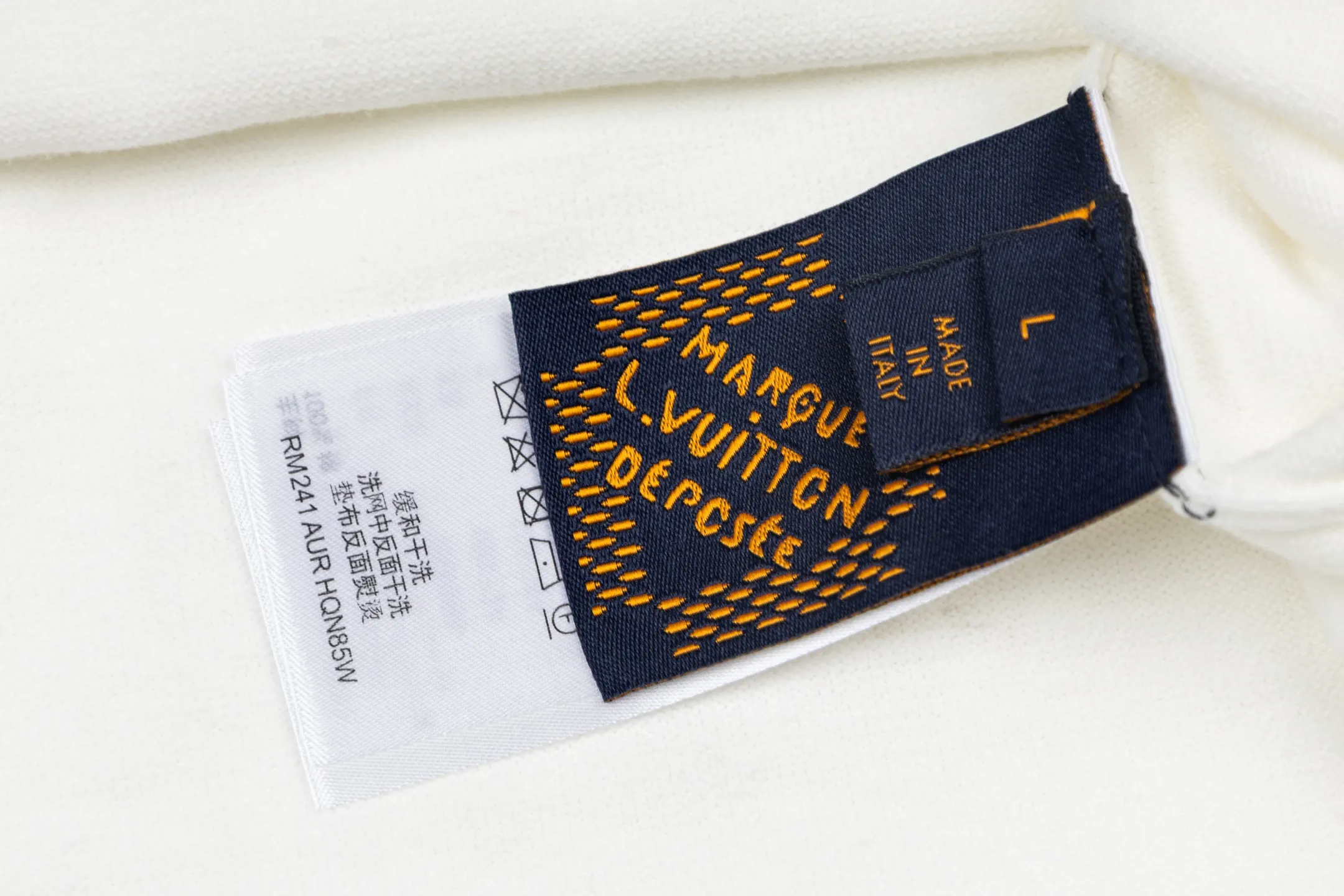 Logo Embroidery Pin Detail Knit T-Shirt D21013788 — view 9
