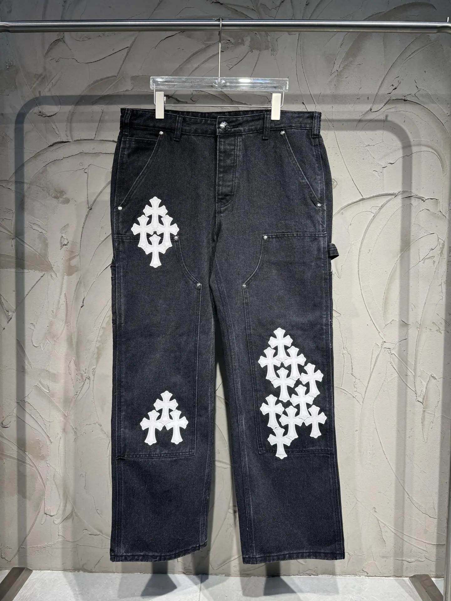 Cross-Patch Distressed Carpenter Jeans D21023044