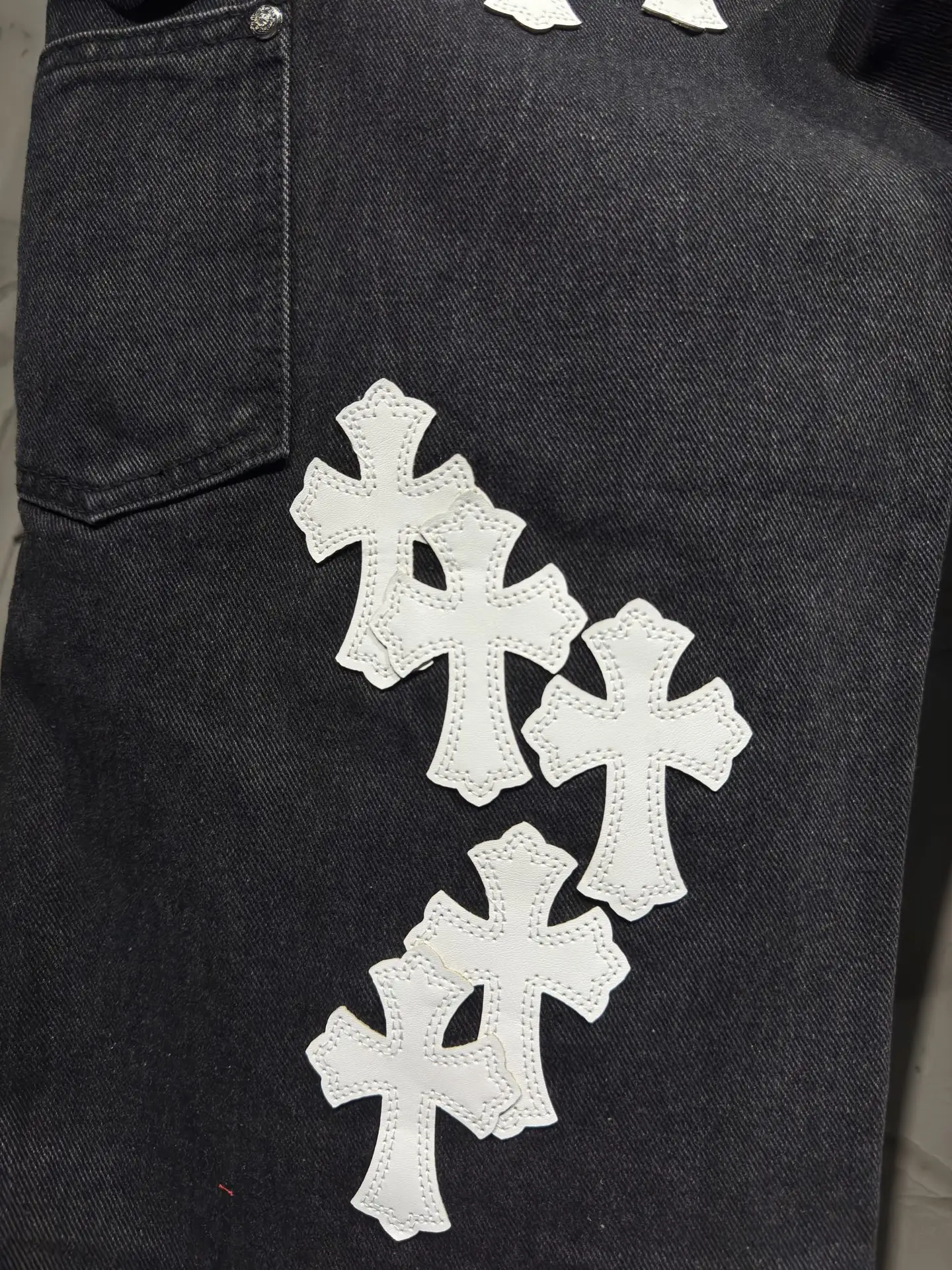 Cross-Patch Distressed Carpenter Jeans D21023044 — view 15