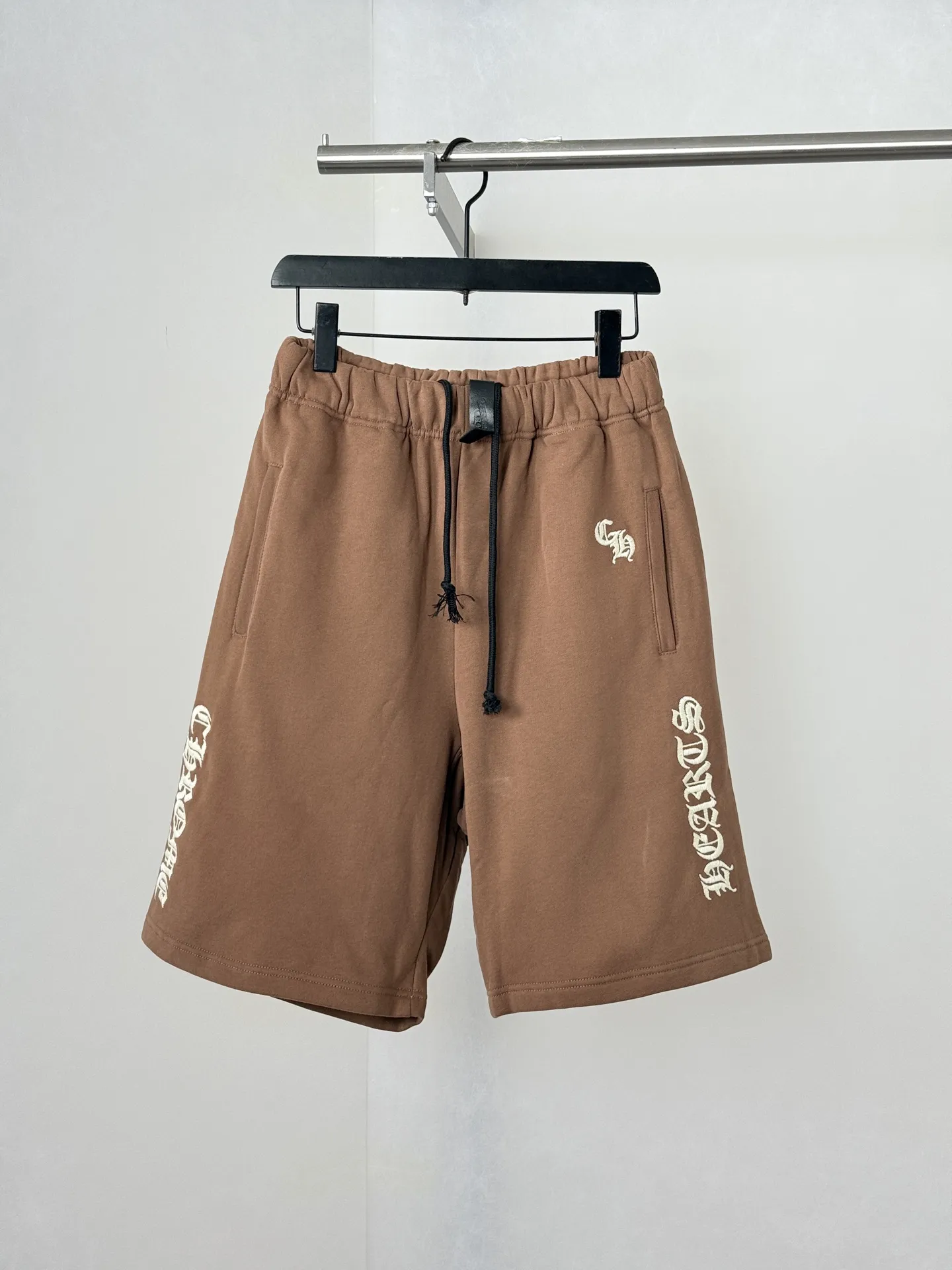 Gothic Script Embroidered Cotton Shorts D22520687