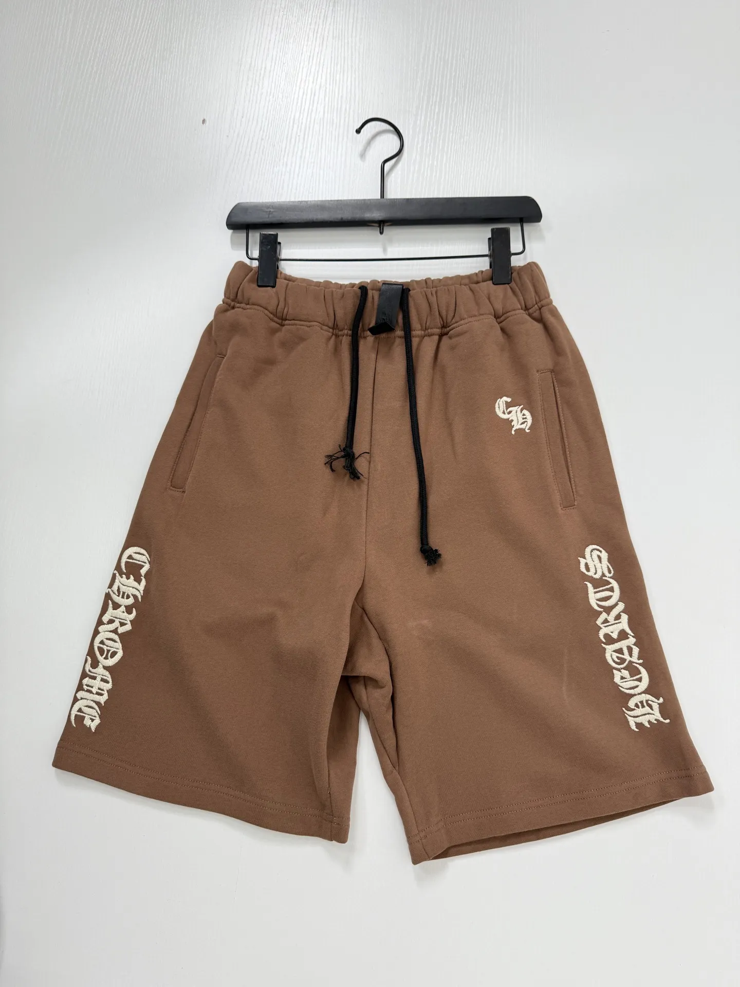 Gothic Script Embroidered Cotton Shorts D22520687 — view 3