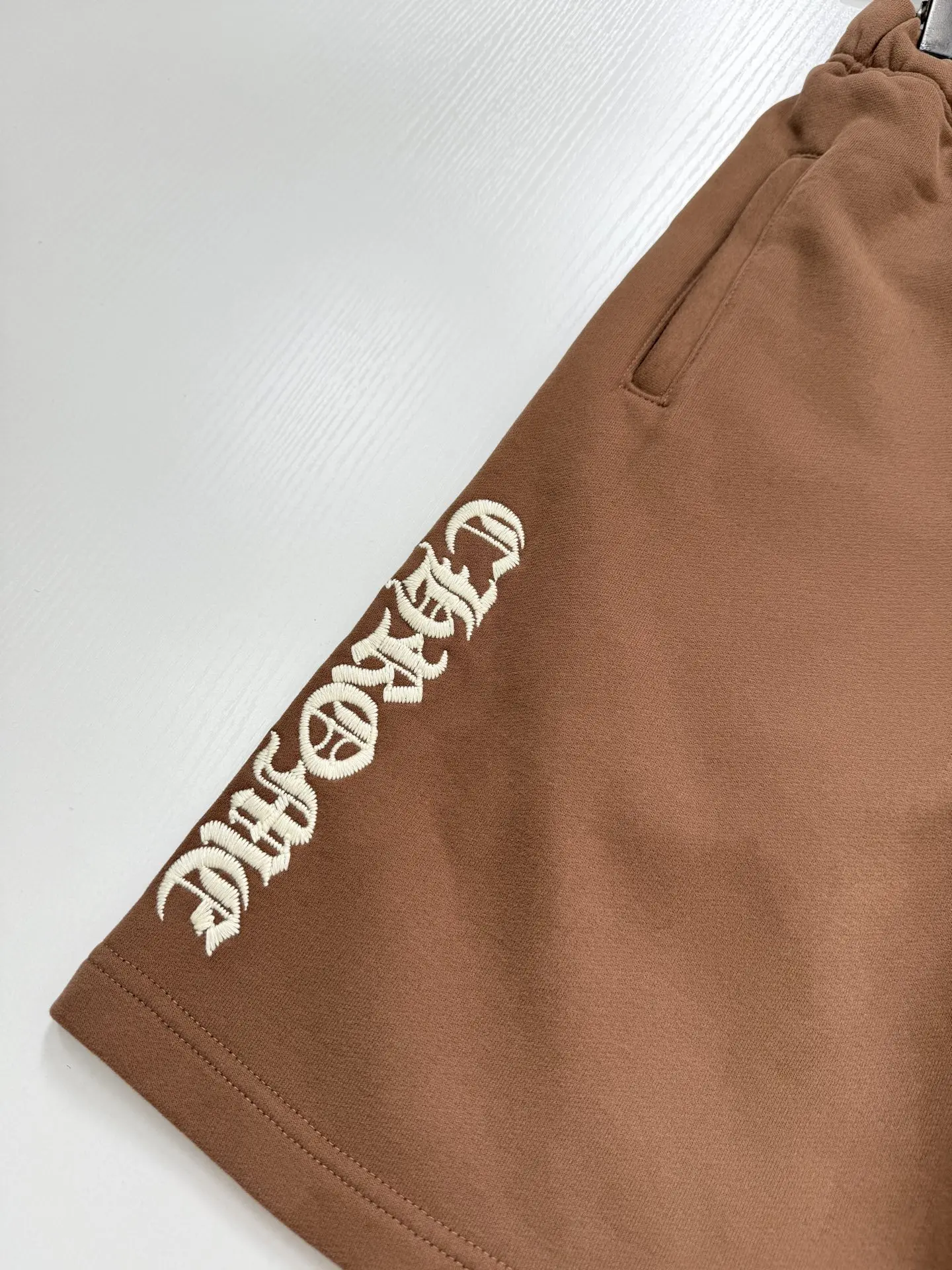 Gothic Script Embroidered Cotton Shorts D22520687 — view 8
