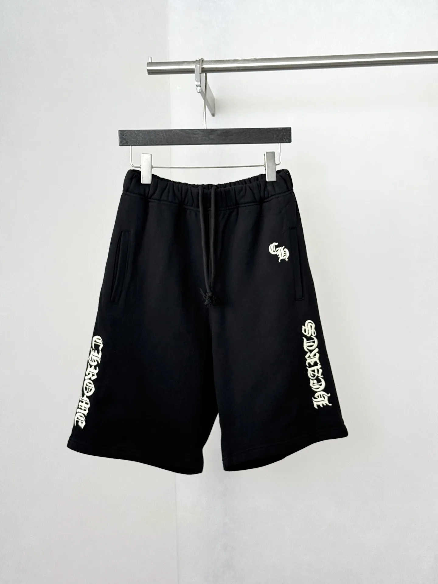 Gothic Script Embroidered Sweat Shorts D22520686