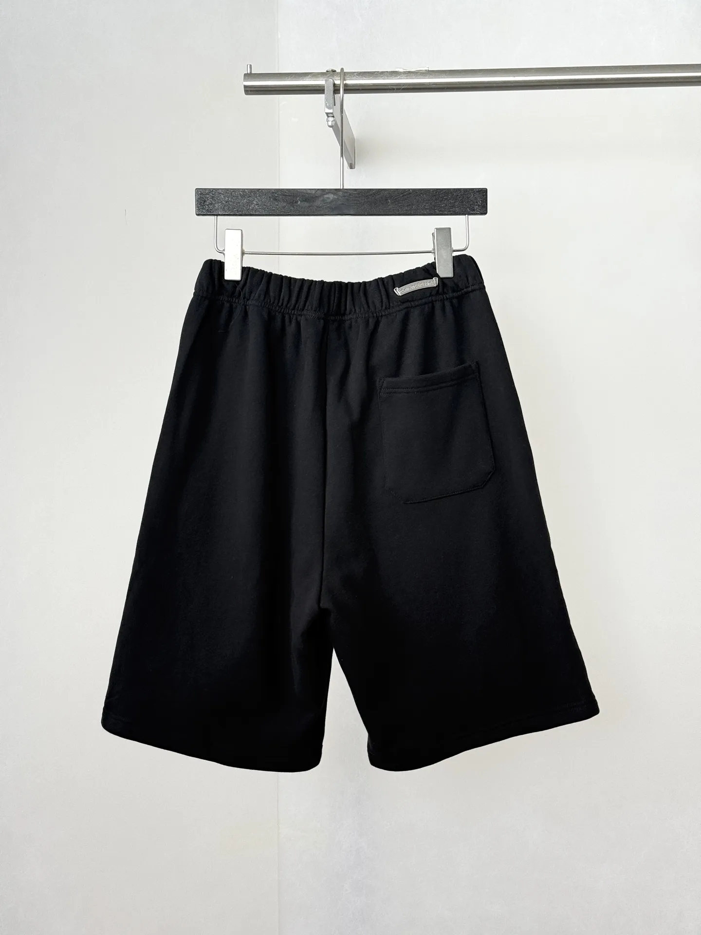 Gothic Script Embroidered Sweat Shorts D22520686 — view 2
