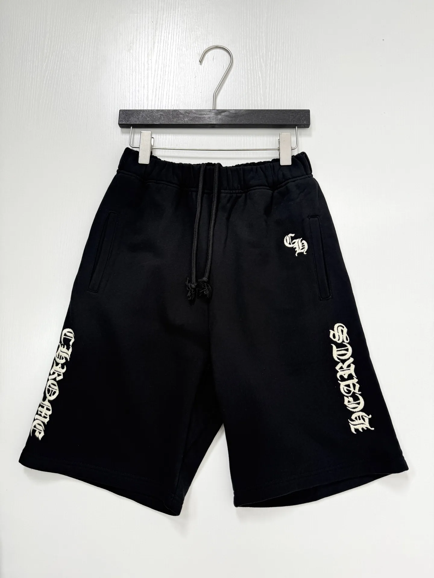 Gothic Script Embroidered Sweat Shorts D22520686 — view 3
