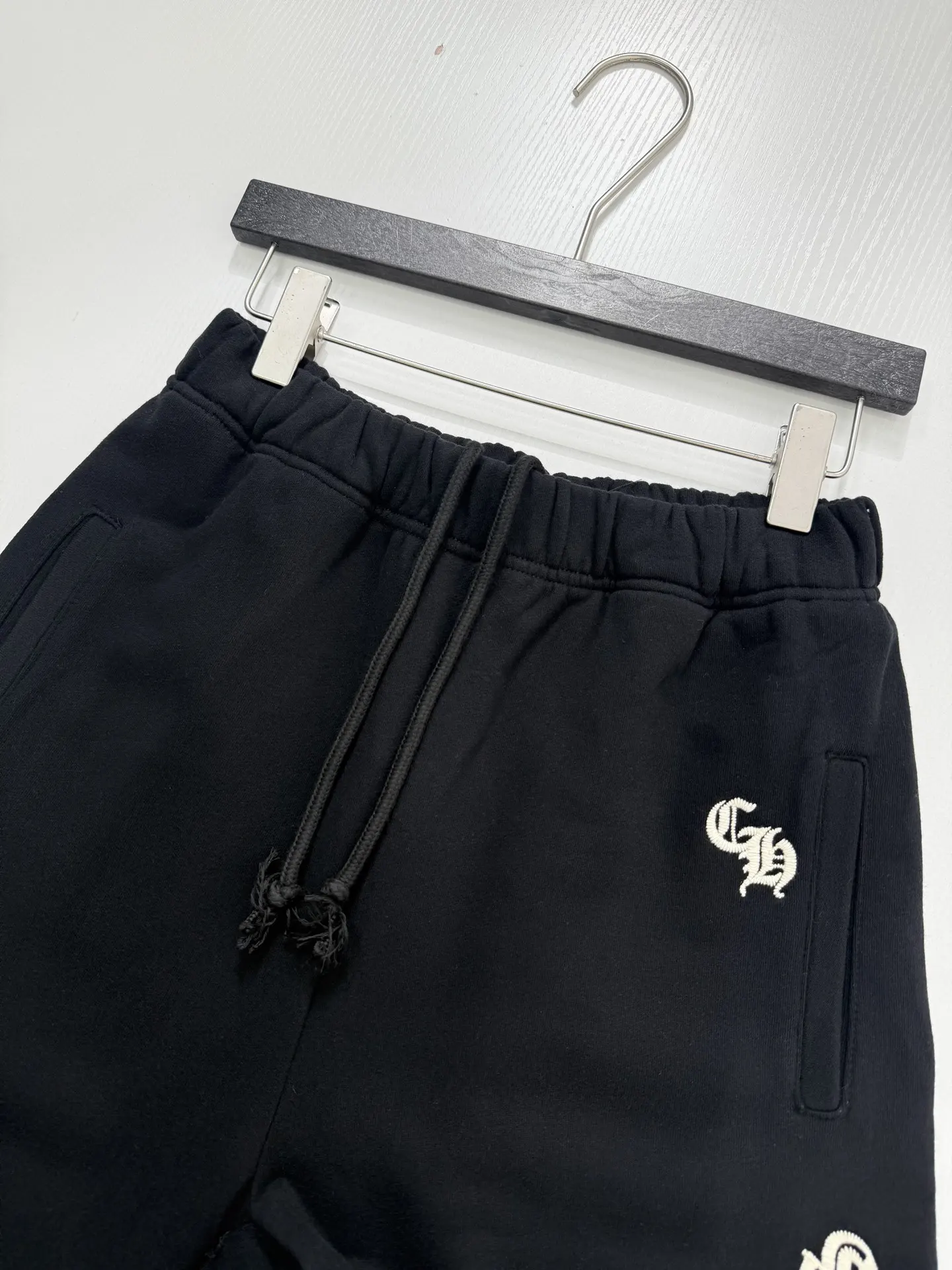 Gothic Script Embroidered Sweat Shorts D22520686 — view 4