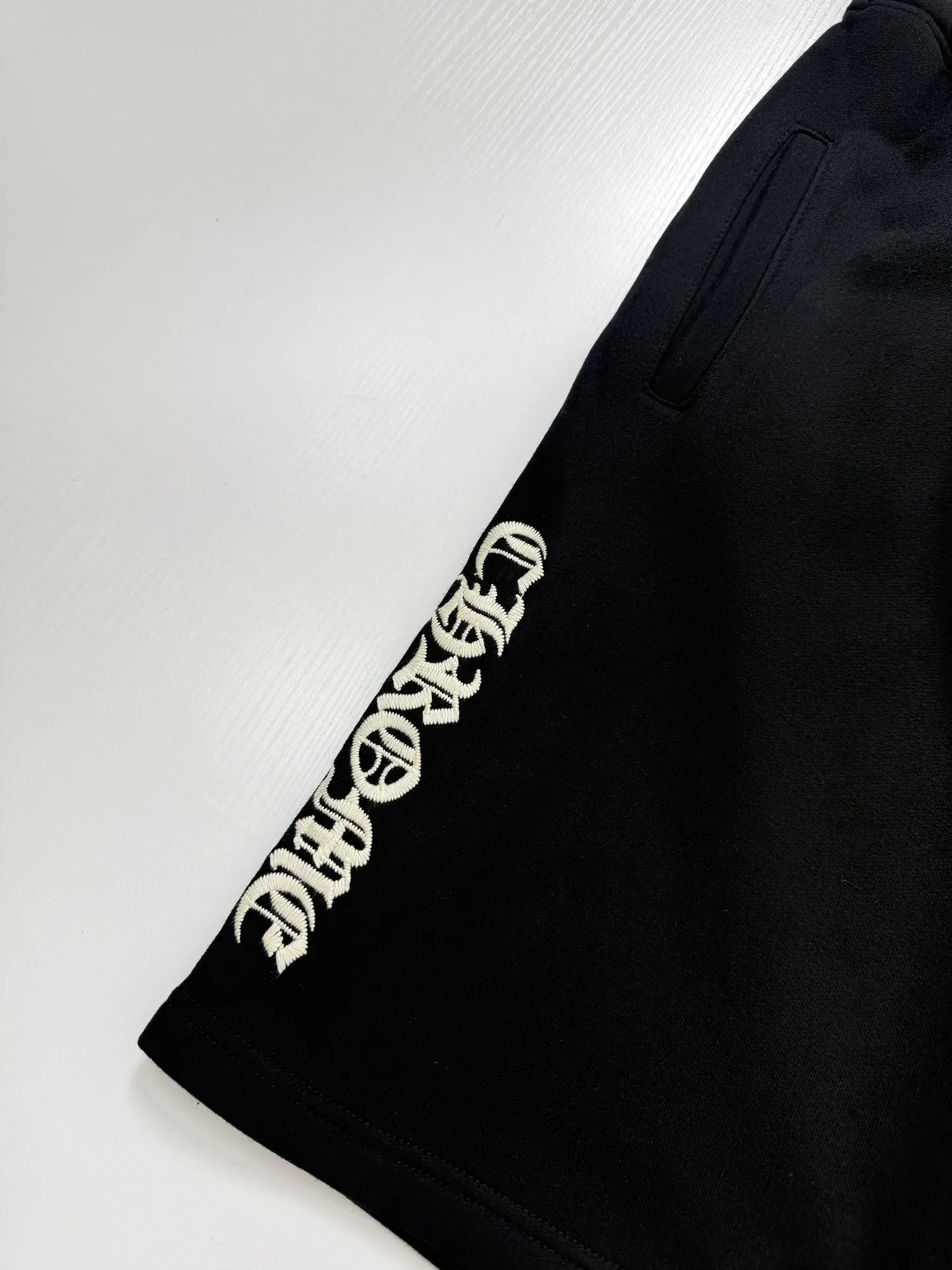 Gothic Script Embroidered Sweat Shorts D22520686 — view 5
