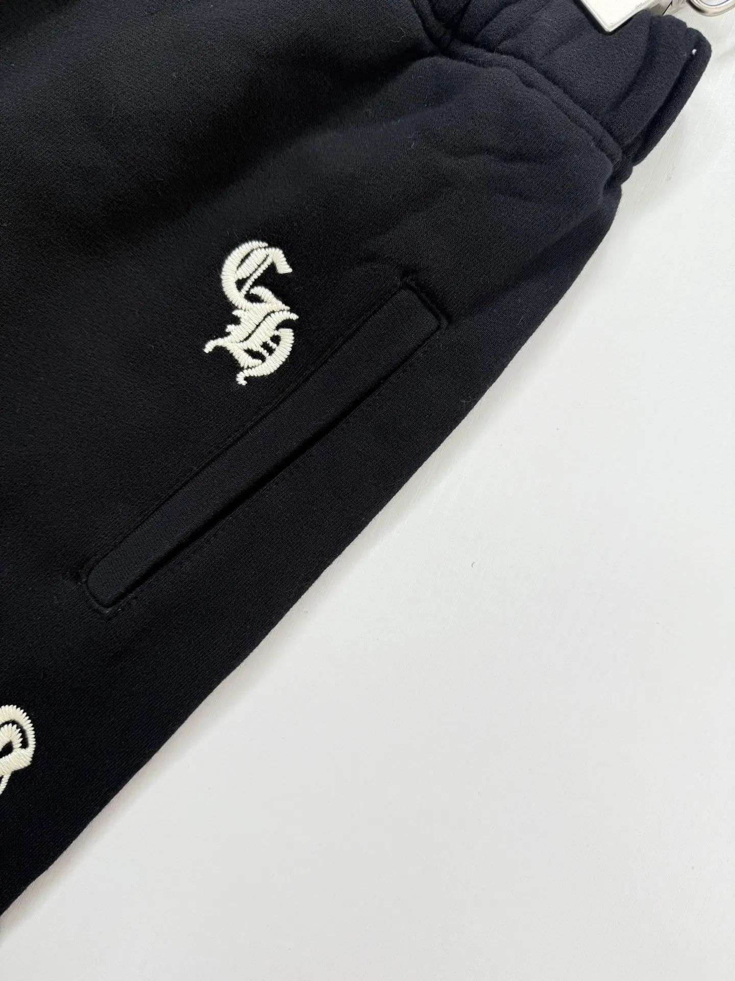 Gothic Script Embroidered Sweat Shorts D22520686 — view 6