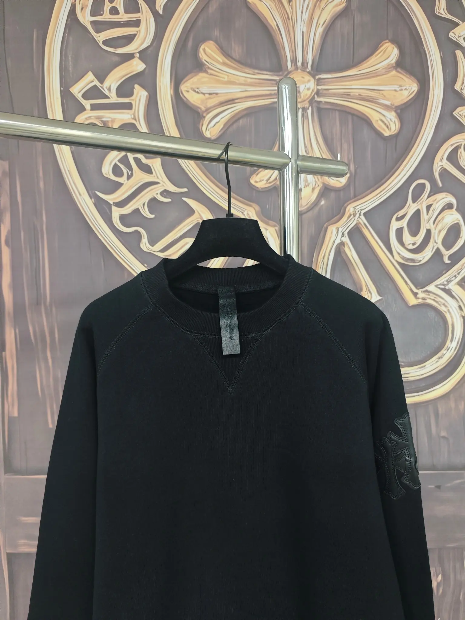Leather Cross Patch Fleece Sweatshirt D23019000 — view 3