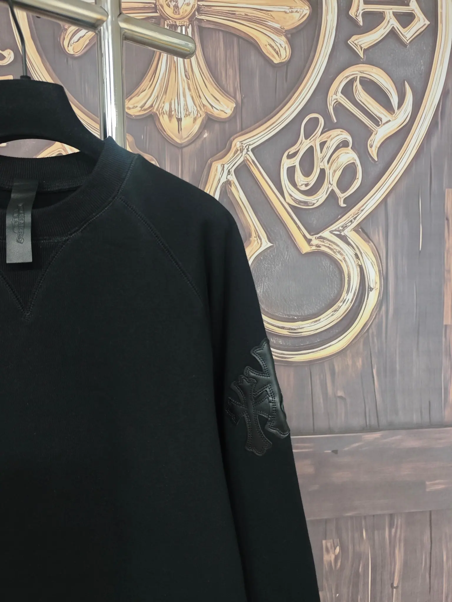 Leather Cross Patch Fleece Sweatshirt D23019000 — view 5