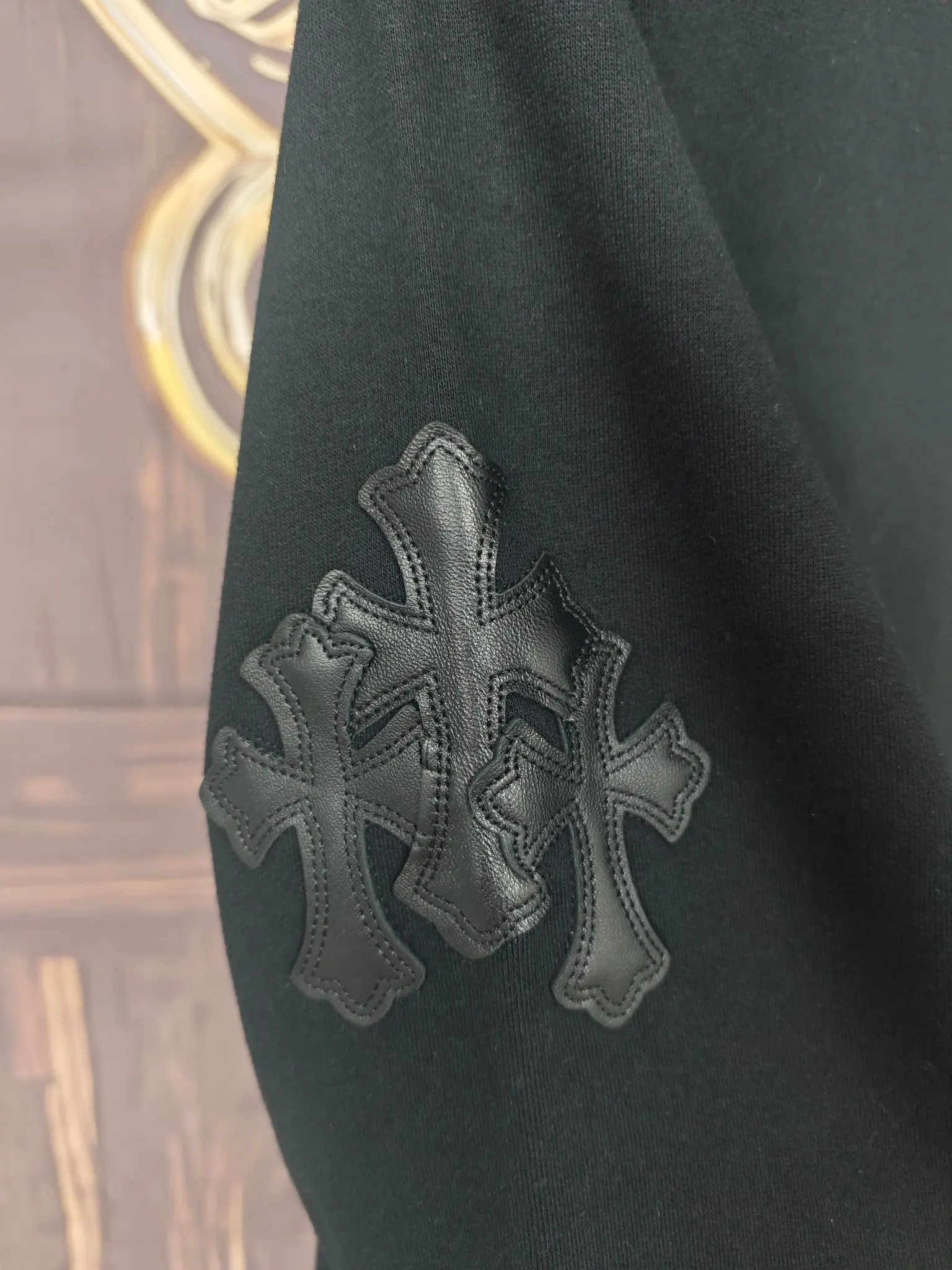 Leather Cross Patch Fleece Sweatshirt D23019000 — view 7