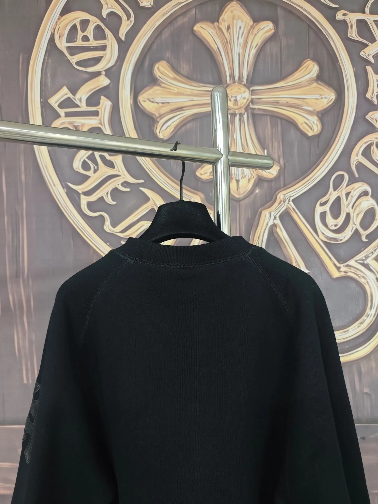 Leather Cross Patch Fleece Sweatshirt D23019000 — view 8