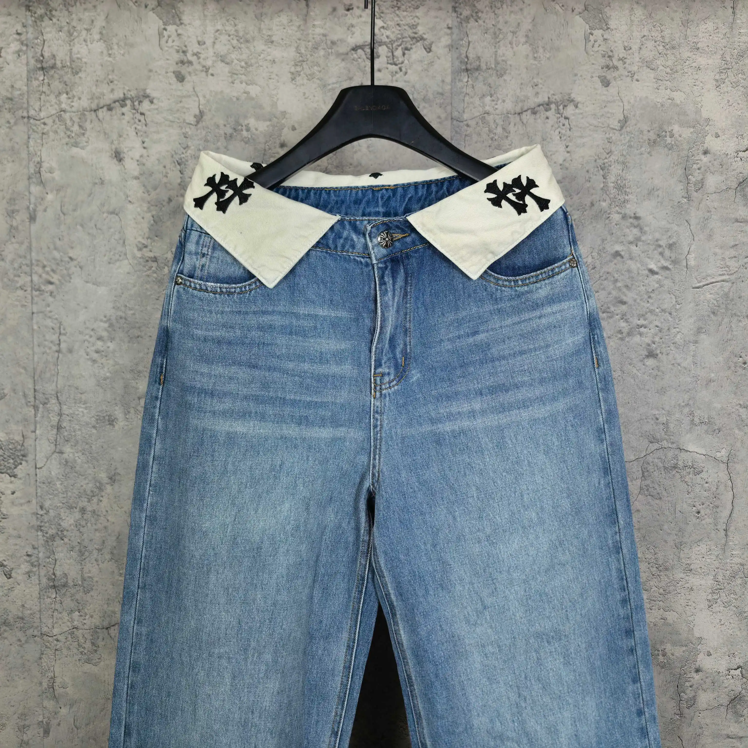 Fold-Over Waist Cross Embroidered Jeans D23523203 — view 3