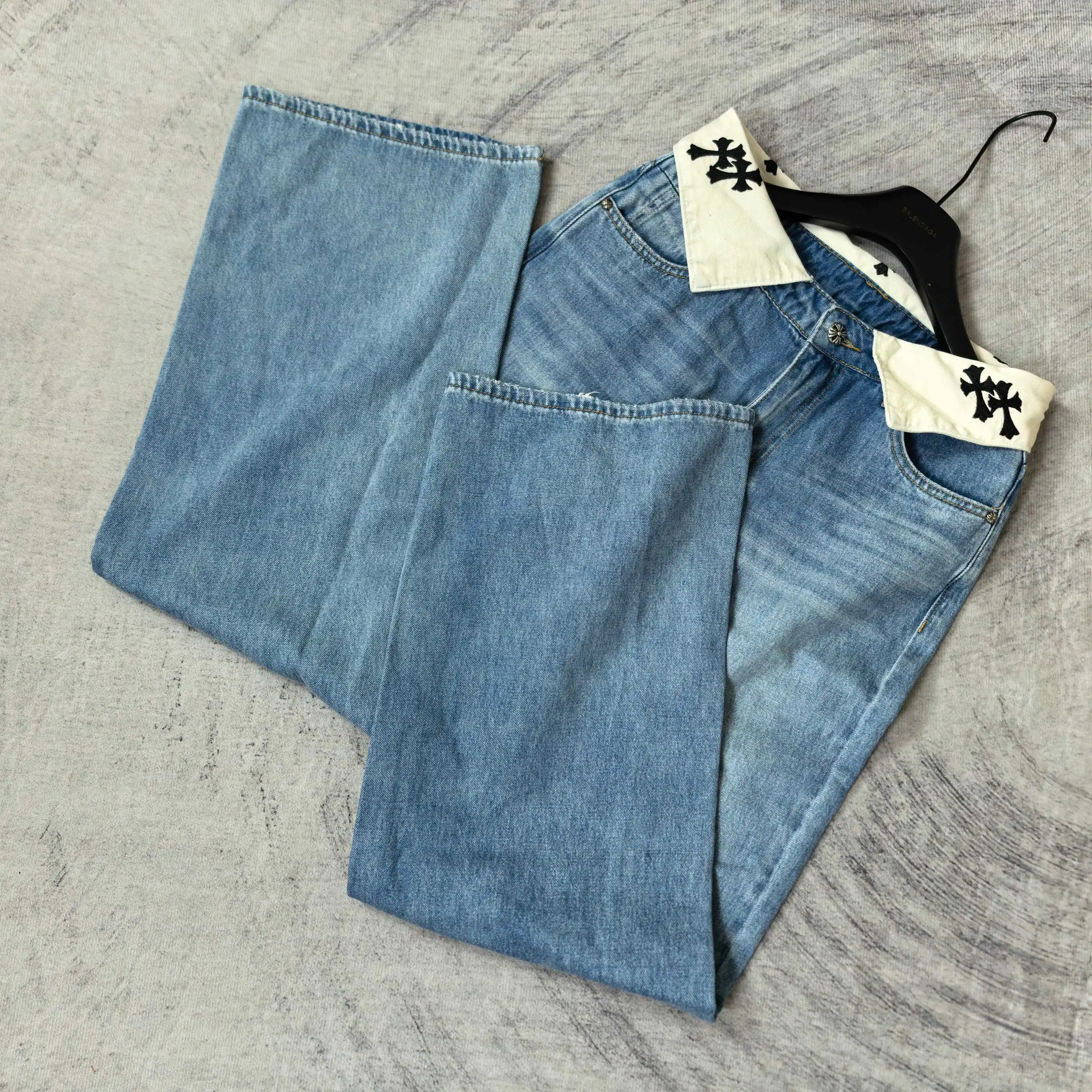 Fold-Over Waist Cross Embroidered Jeans D23523203 — view 4