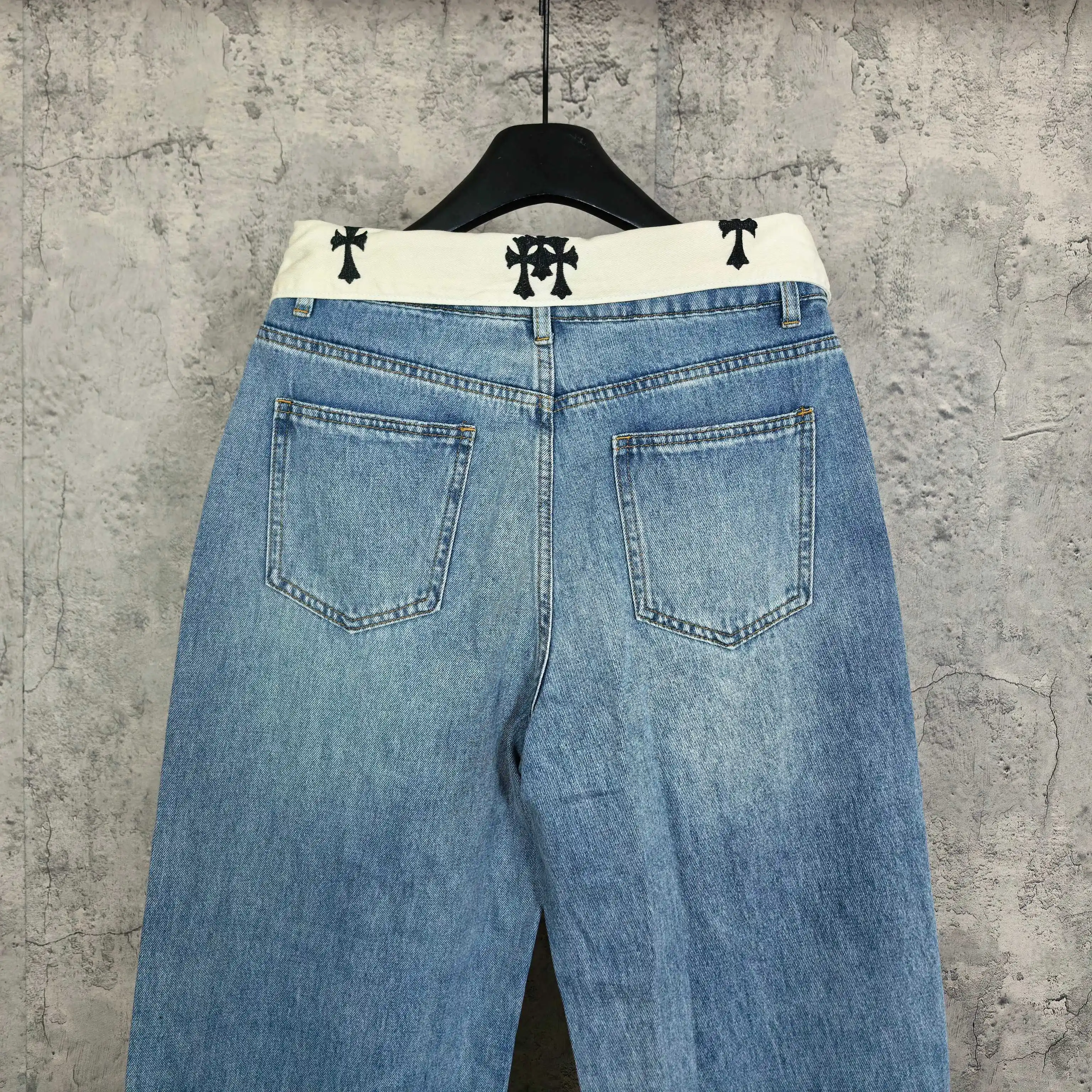 Fold-Over Waist Cross Embroidered Jeans D23523203 — view 6