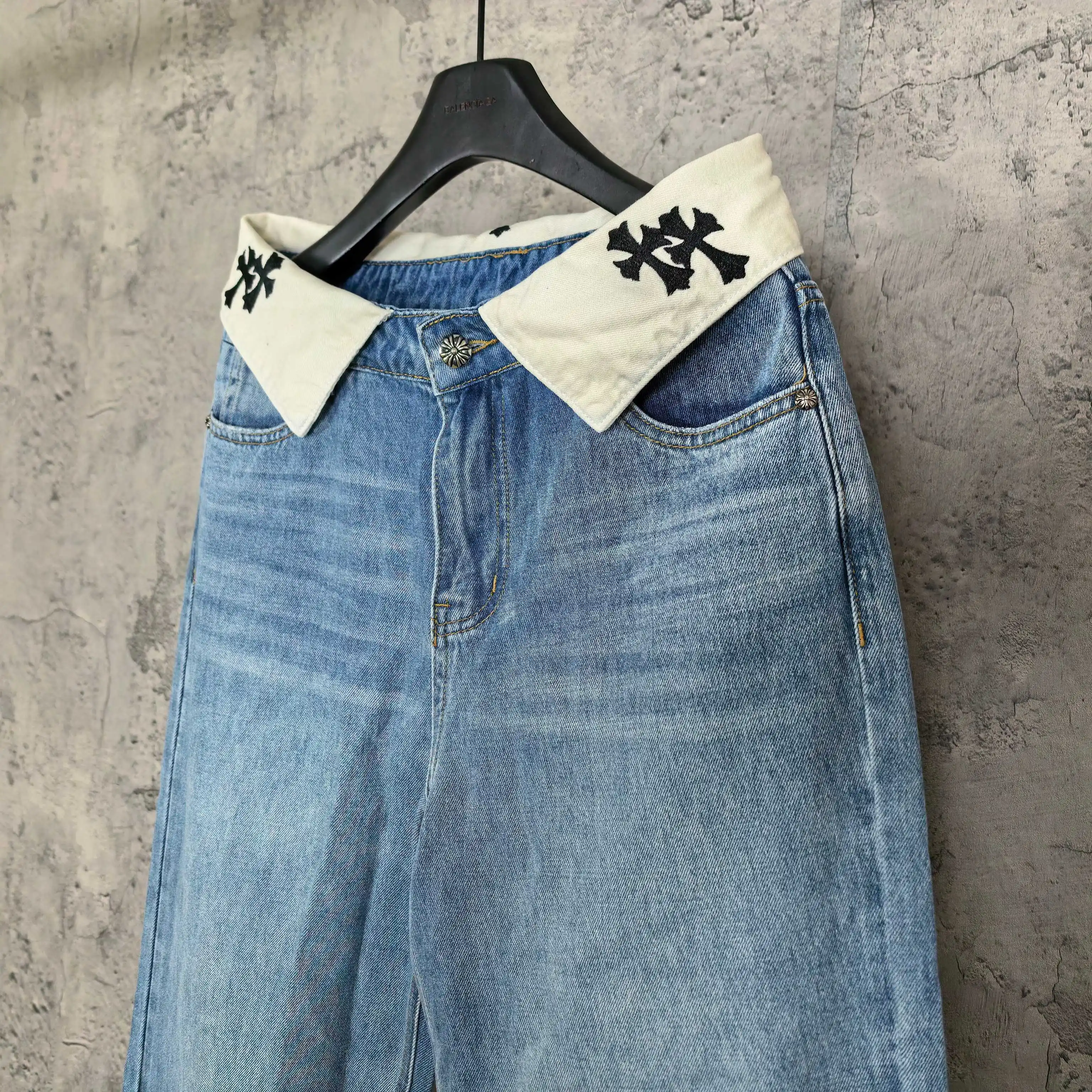 Fold-Over Waist Cross Embroidered Jeans D23523203 — view 9