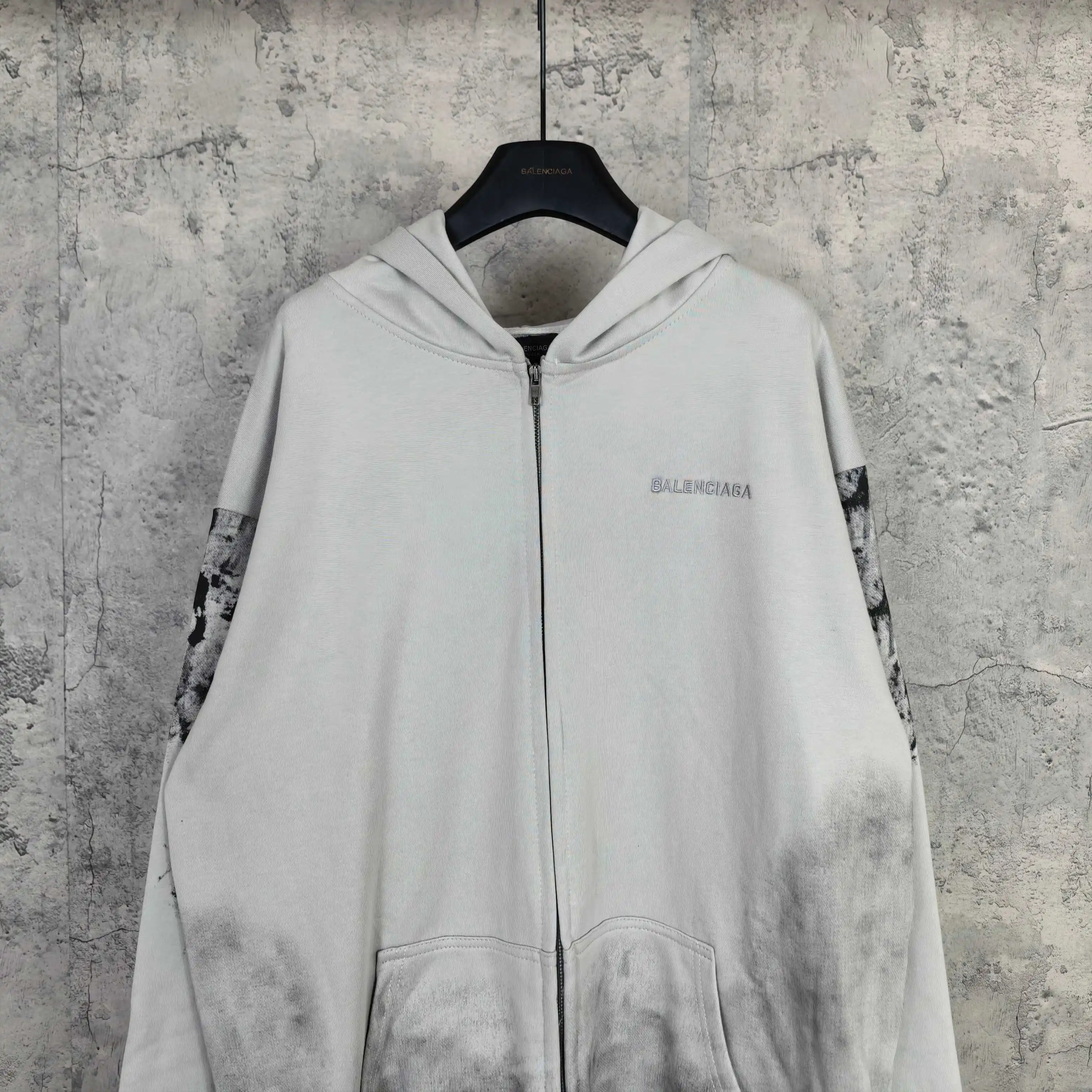 Medium Fit Graffiti Zip-Up Hoodie D24523219 — view 3