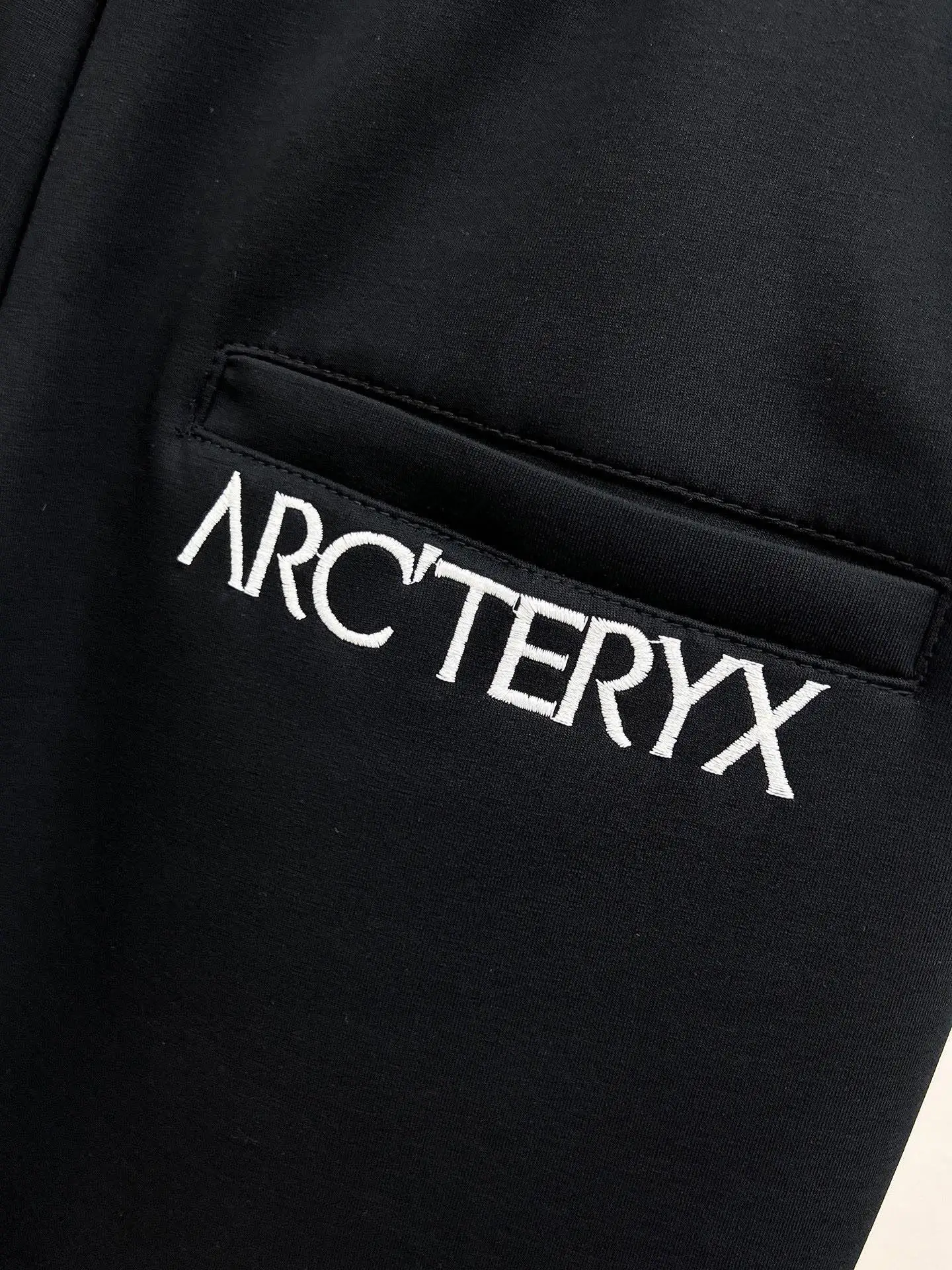 Logo-Embroidered Tapered Sweatpants D26014441 — view 4
