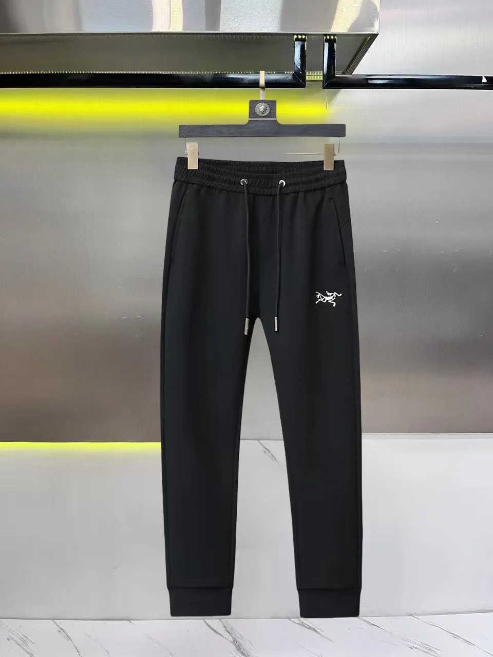 Logo-Embroidered Tapered Sweatpants D26014432