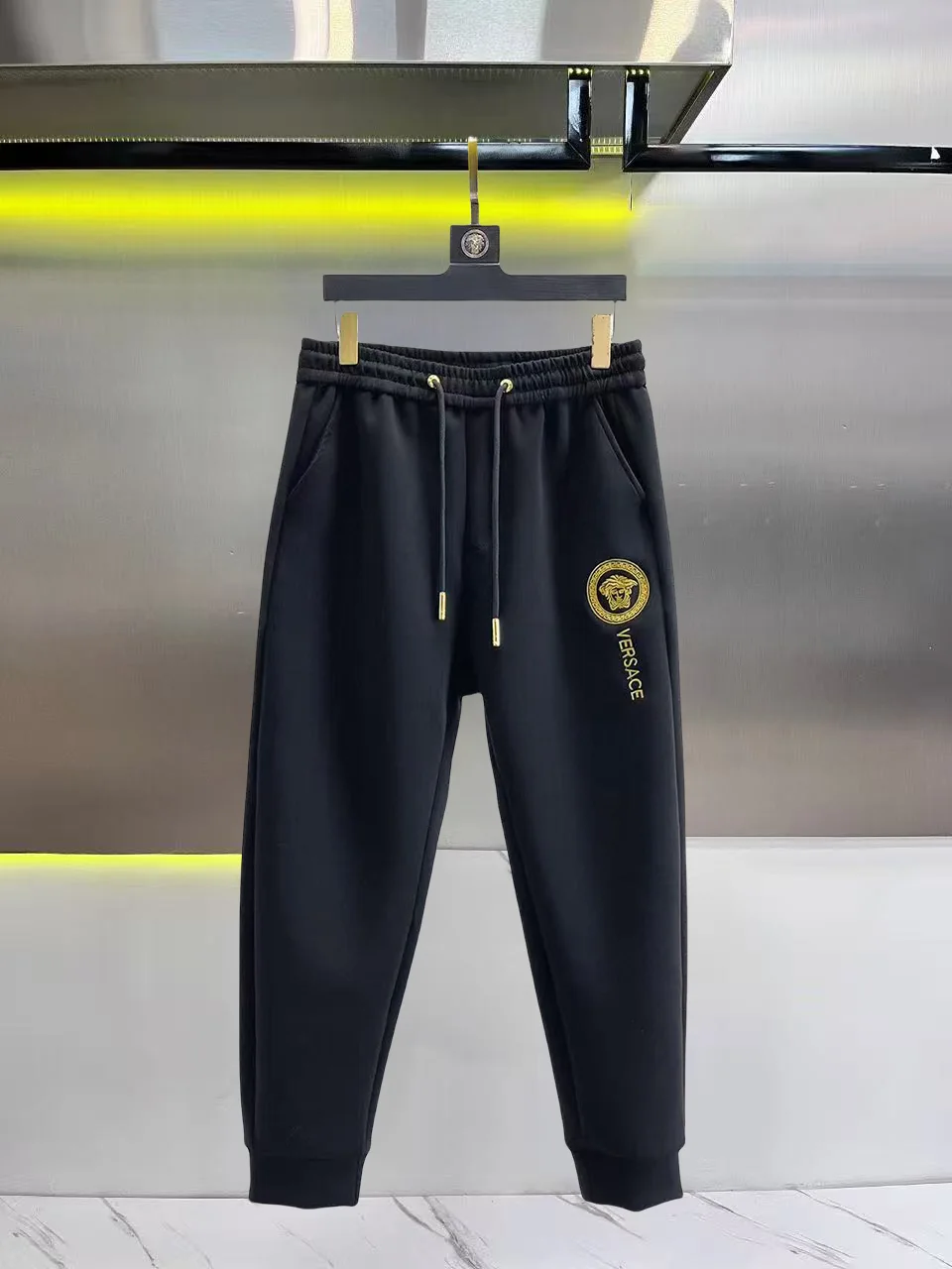Medusa Logo Embroidered Sweatpants D26014438