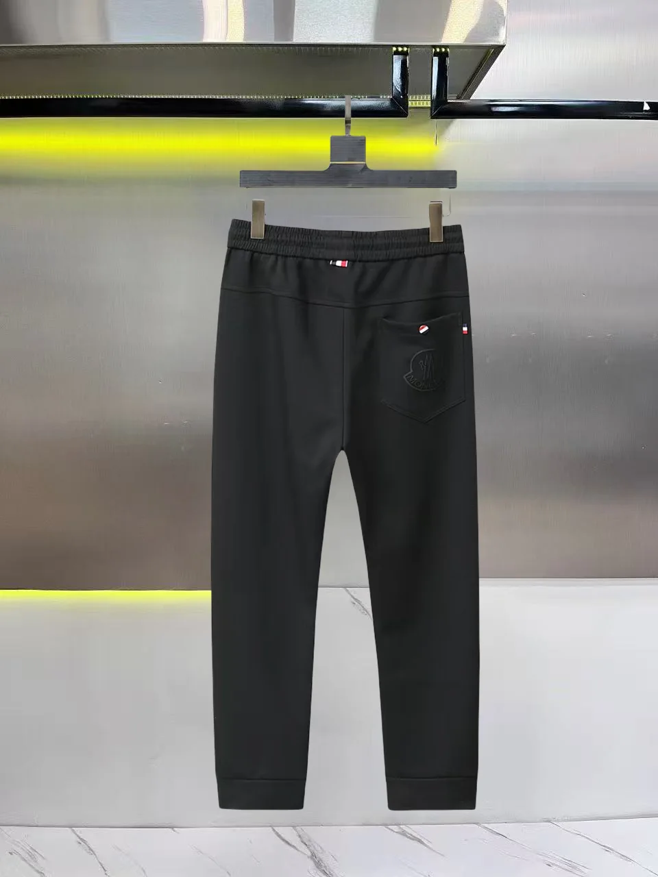 Logo-Appliquéd Tapered Sweatpants D26014440 — view 2