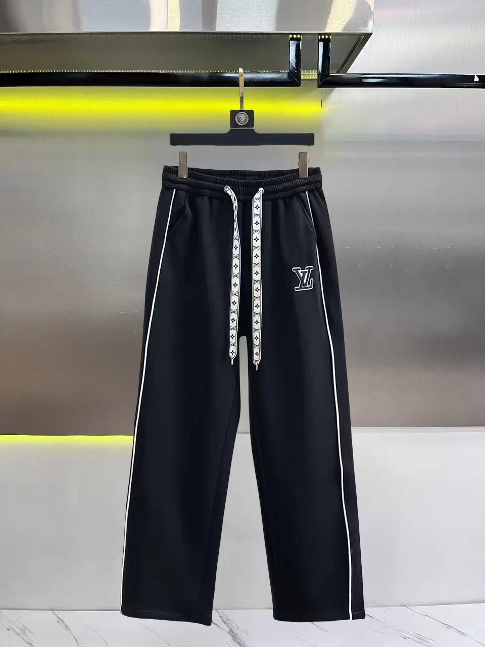Logo-Embroidered Piping Sweatpants D26014430