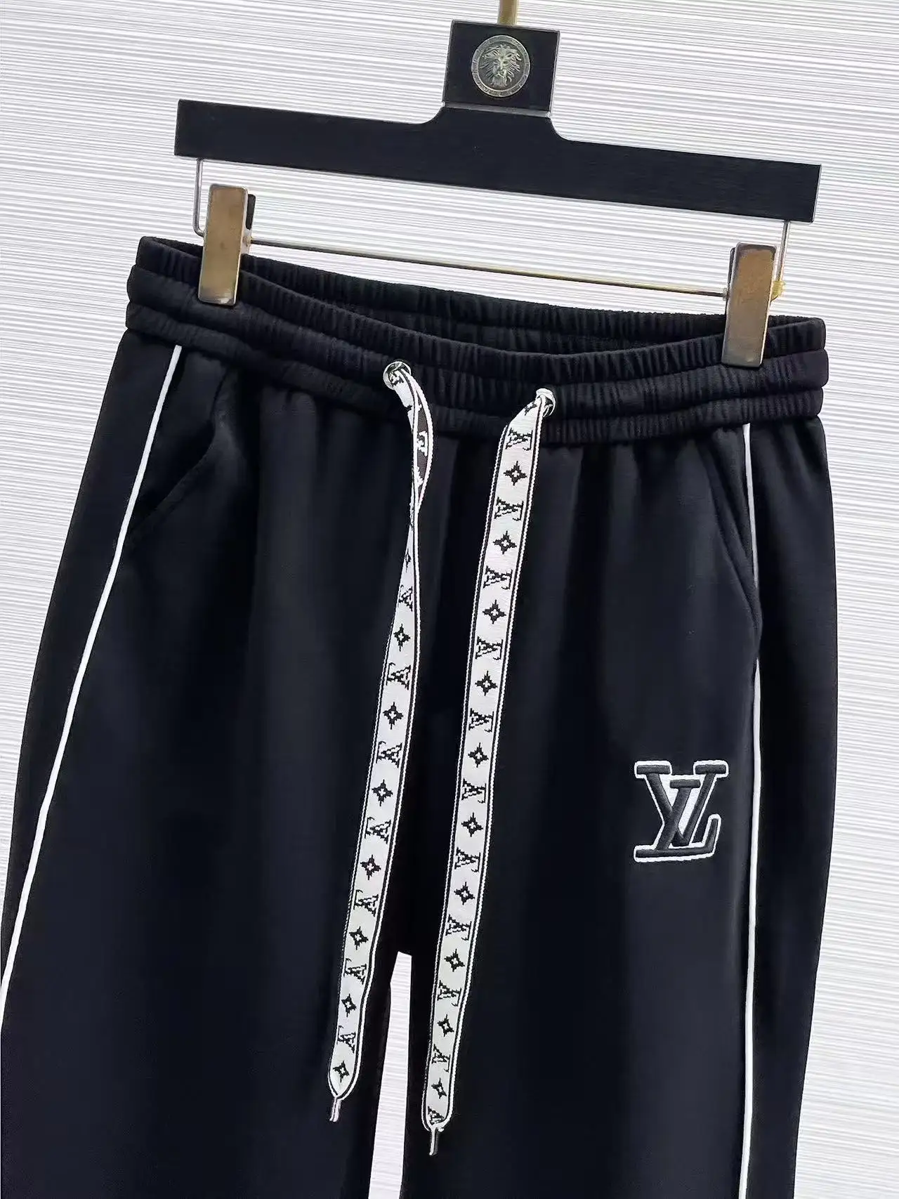 Logo-Embroidered Piping Sweatpants D26014430 — view 3