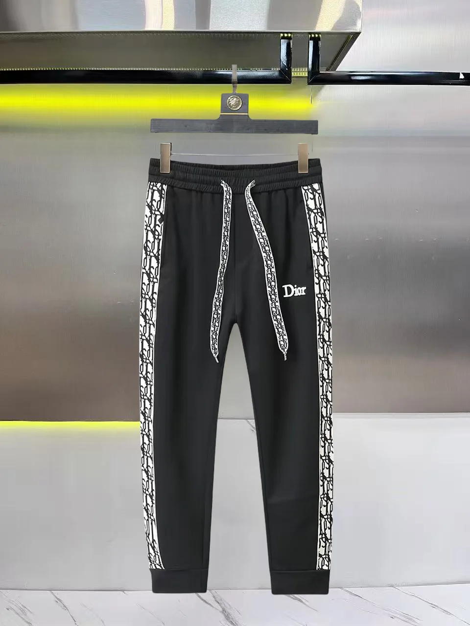 Logo-Print Tapered Sweatpants D26014439